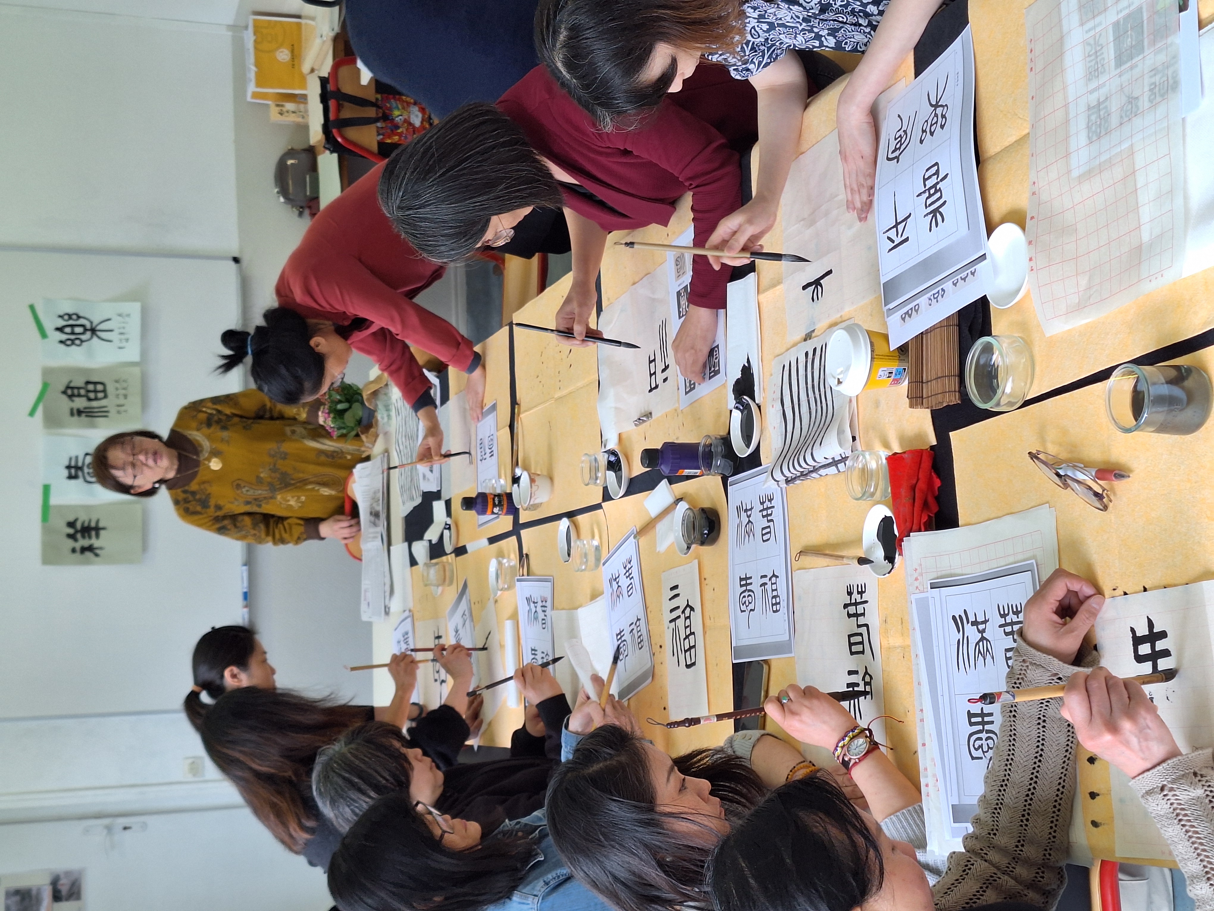 書硯林淑琳校長指導前來參加篆書之美研習活動的華語老師書寫