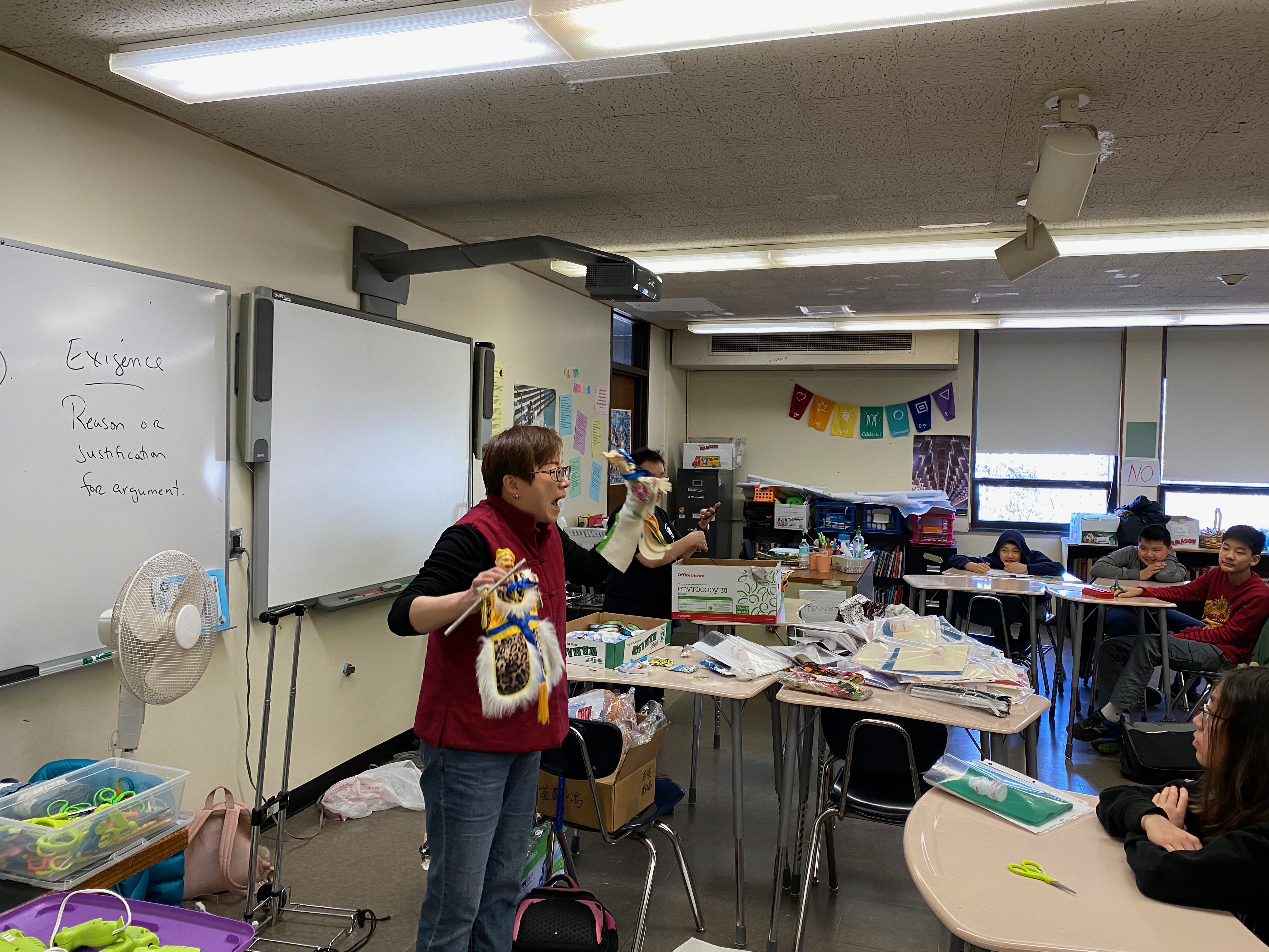 文化課的路永宜老師示範如何操作戲偶，學生們專注地聆聽其中的奧妙。（林曉嵐拍攝）