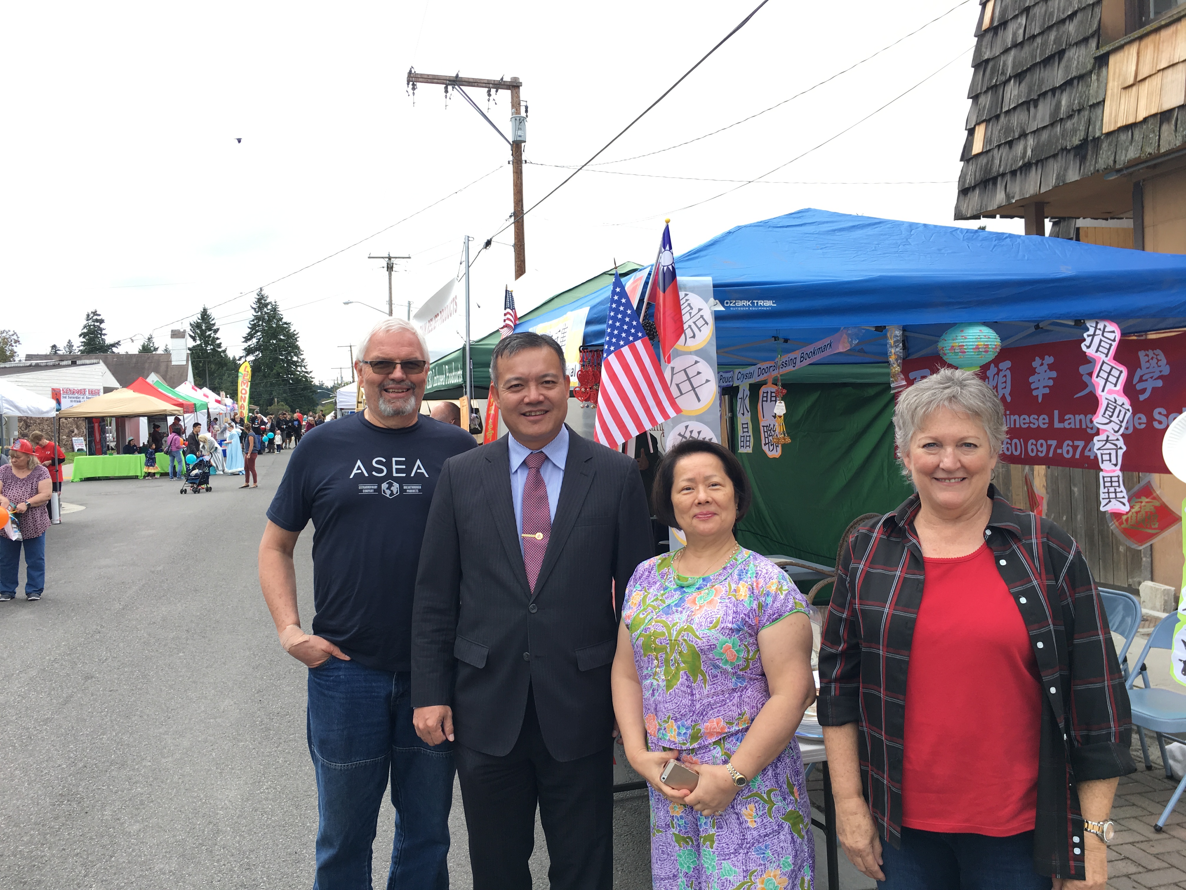 陳敏永主任（左二）感謝王秀珠校長（右二）等人致力推動正體漢字文化的辛勞