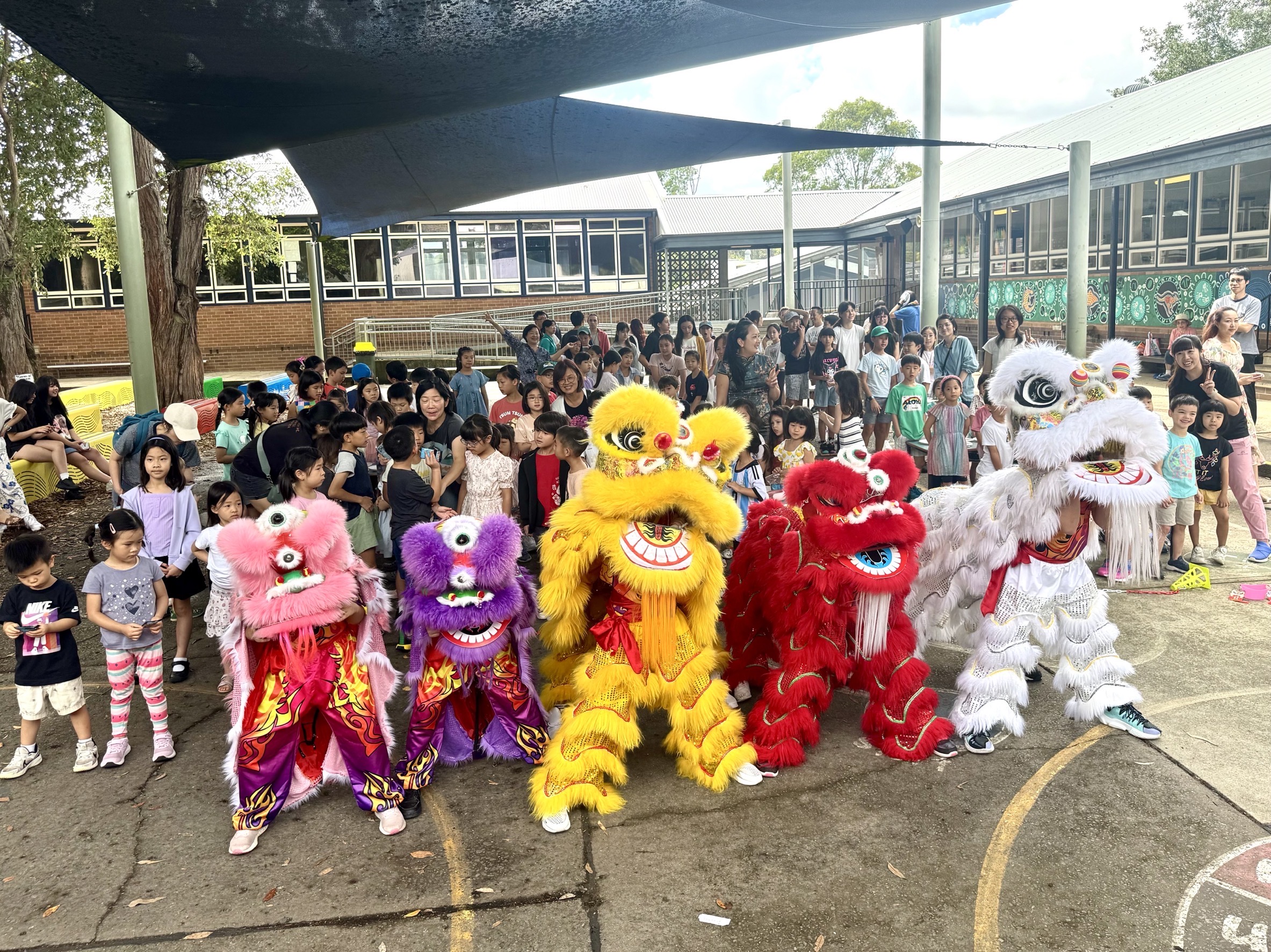 可愛的小舞龍舞獅團隊