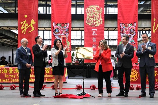 楊一中、陳永豐、江海寧、Vicky Flynn、Dr. Gerry Scharfenberger、 Greg Buontempo (由左至右) 一同為新海臺灣華語文學習中心揭牌