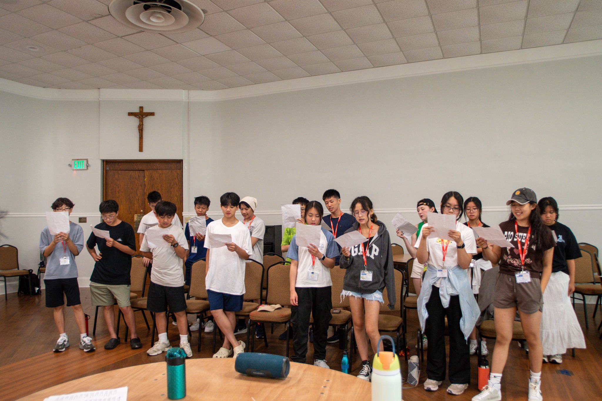 音樂老師每日密集的教唱訓練與指導