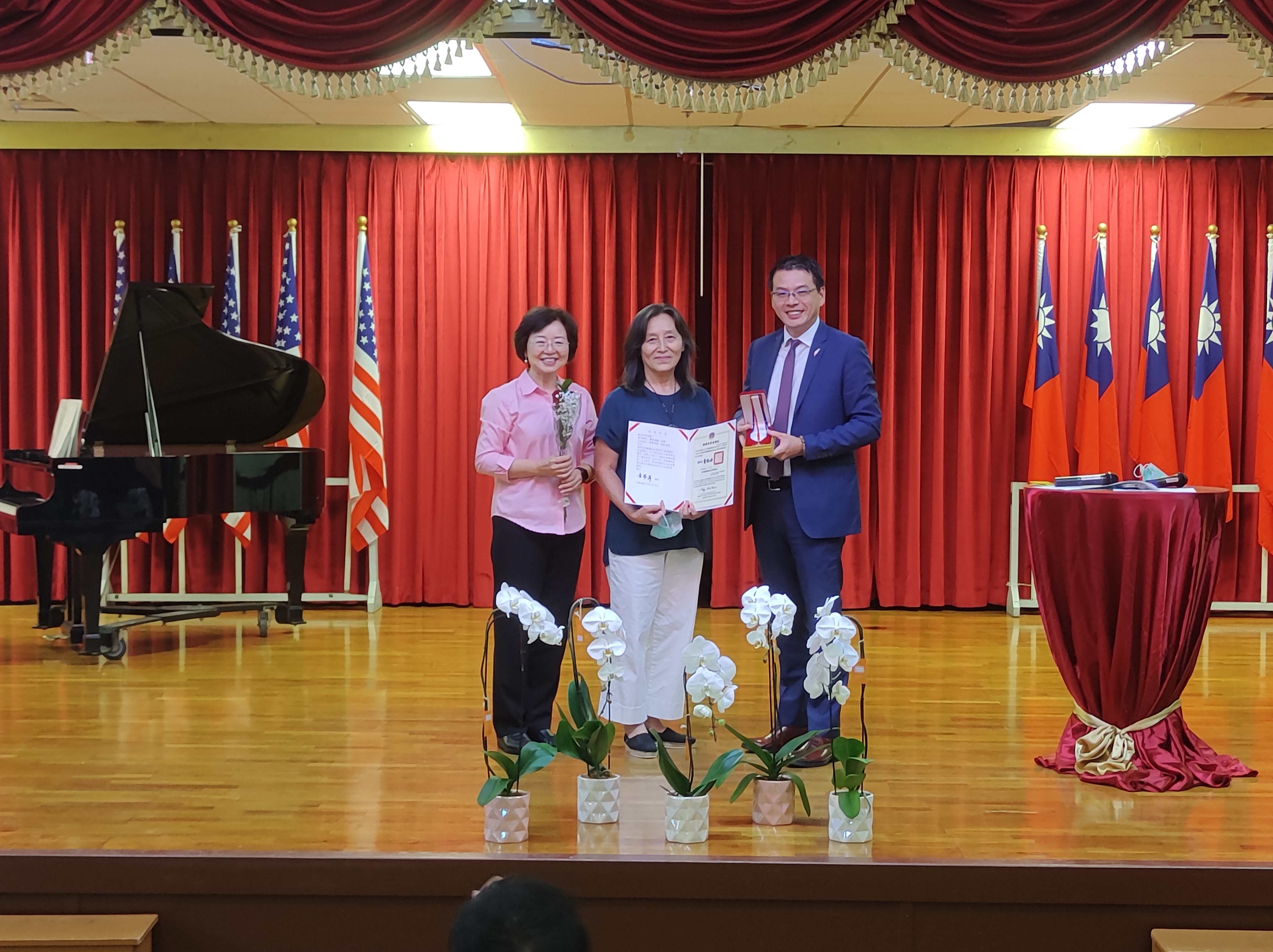 陳真玢老師領取30年教學證書和金質獎章
