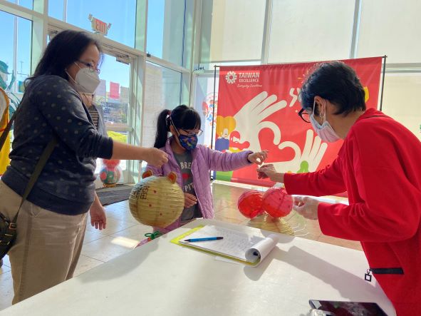 家長帶著參賽兒童送件