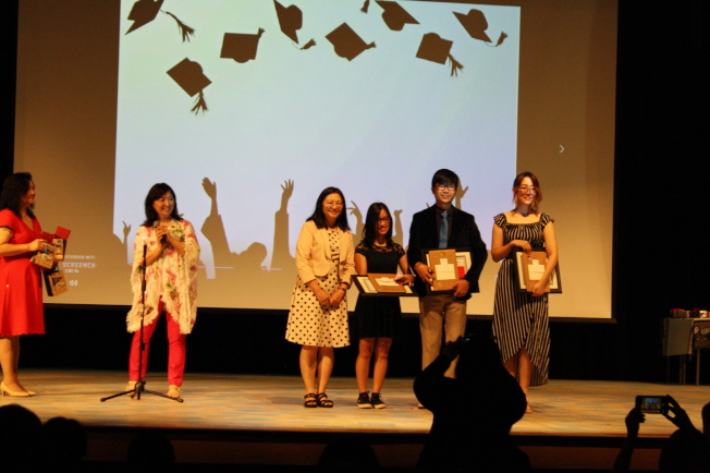 頒發獎狀及禮物給三位畢業生：夏幼娜(右起)、李佳駿、林卉妮。左二起為林香蘭、傅瑾玲。