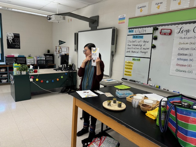 銀魚老師帶來了三種茶葉讓同學們觀察其外型和香味的不同