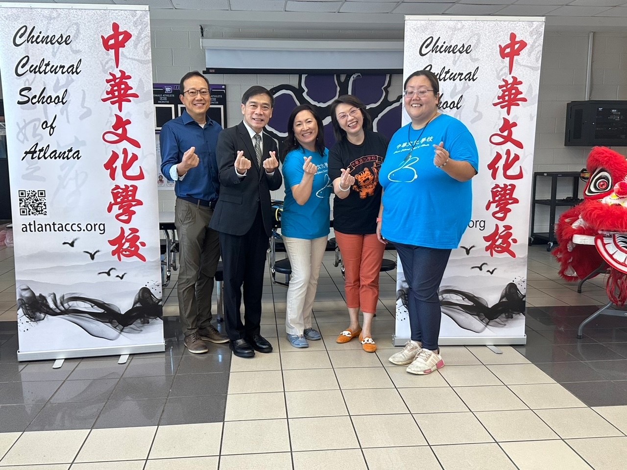 由左至右：董事長劉湘濤，僑教中心主任歐宏偉，校長林香蘭，Chairwoman 邱婷蘭女士，副校長夏忠菁