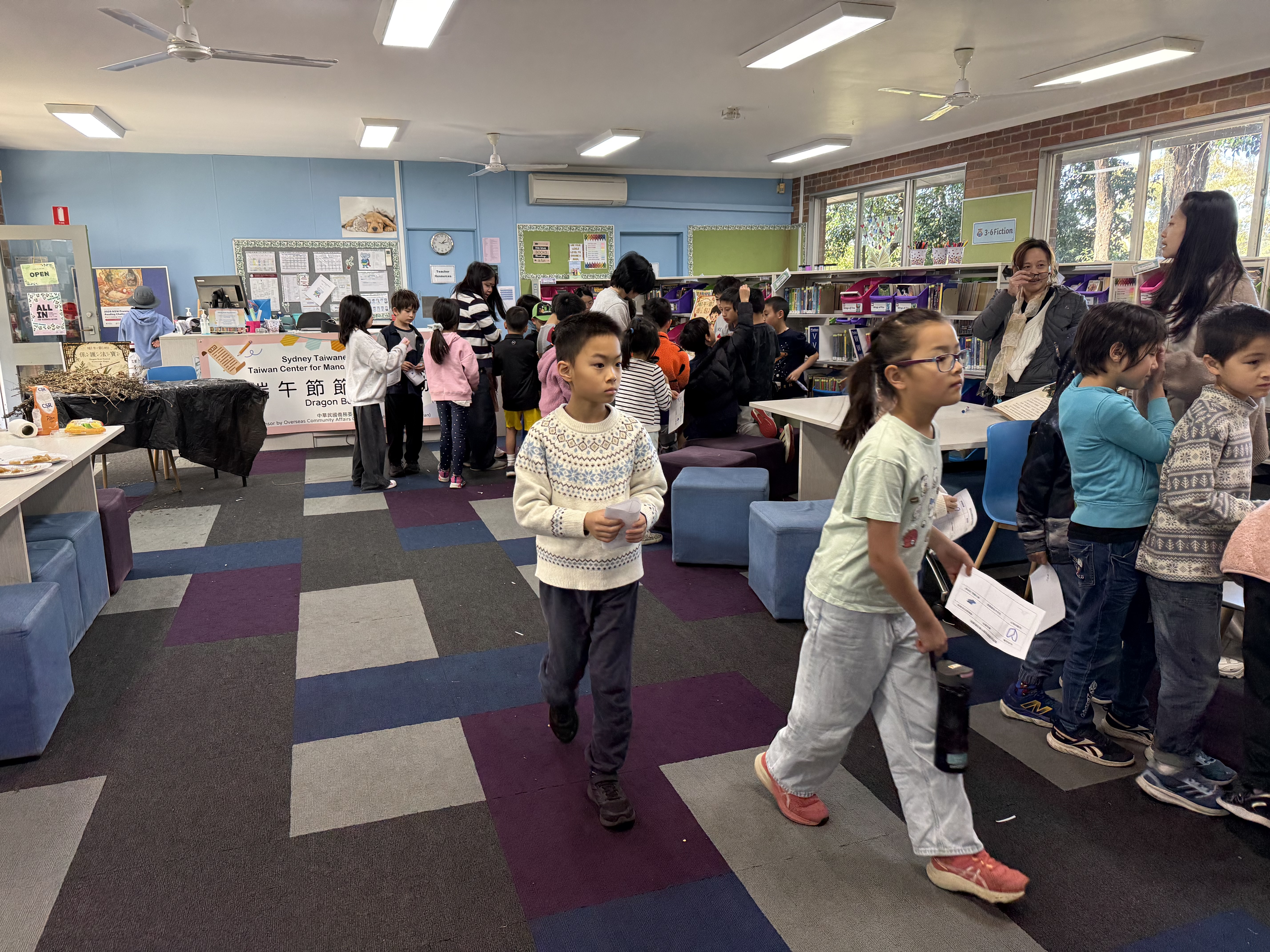 同學們手持活動護照穿梭於各個文化體驗攤位之間， 透過闖關學習與互動體驗，深入了解端午節的由來、傳統習俗及節慶文化內涵，在寓教於樂中感受中華文化的魅力。