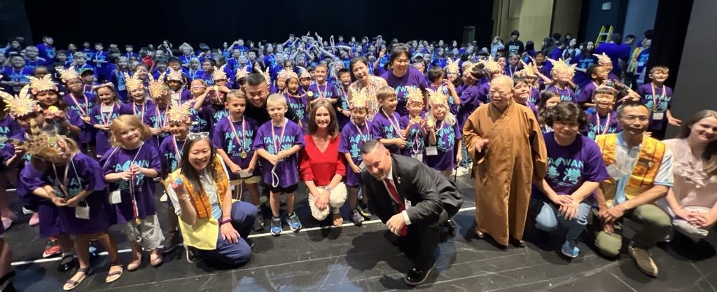 夏令營學生領取結業金牌