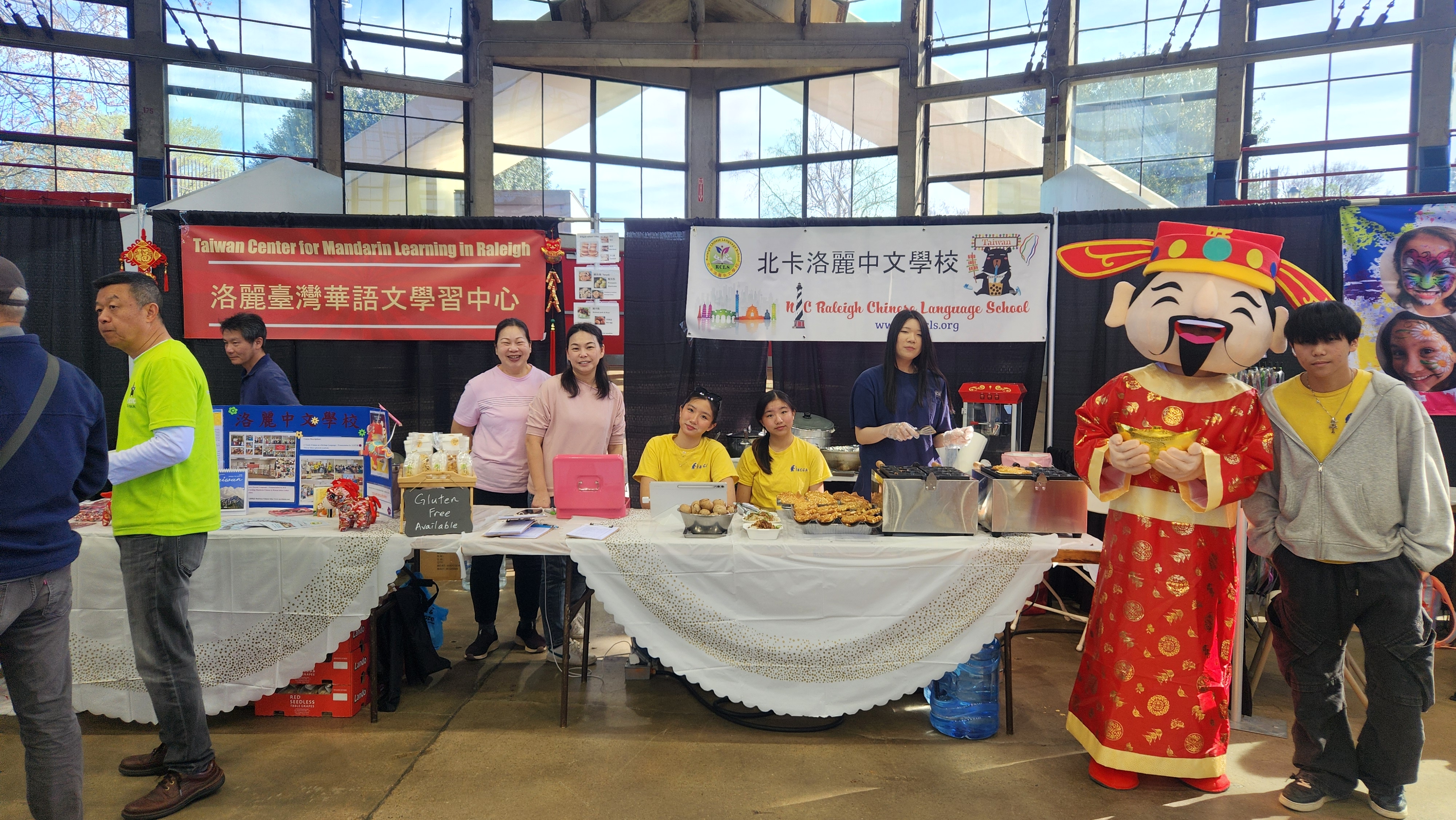 北卡洛麗中文學校及其TCML文化攤位