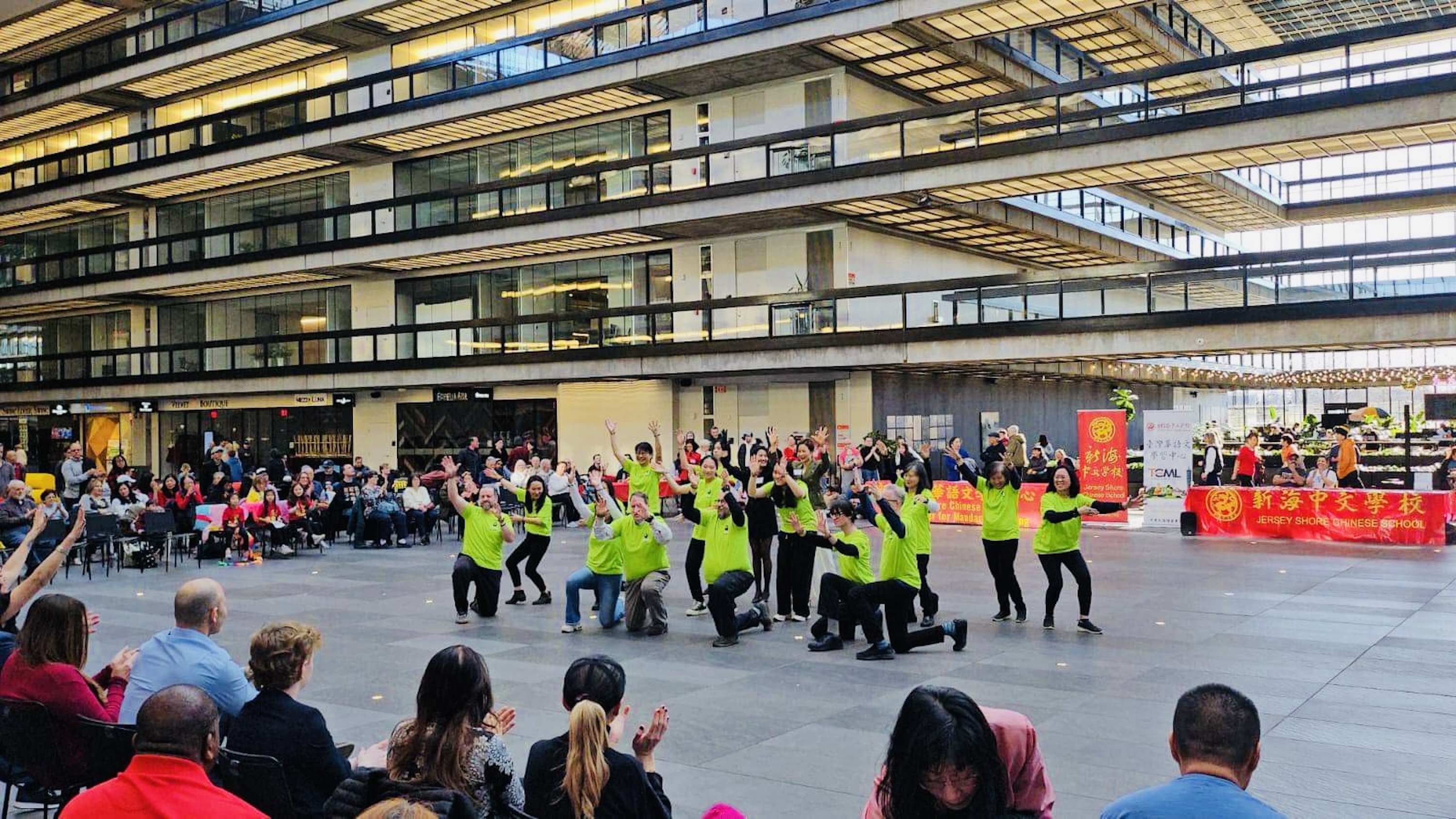 新海臺灣華語文學習中心師生熱情參與，表演臺灣民謠「 高山青」(蘇偉溢提供)