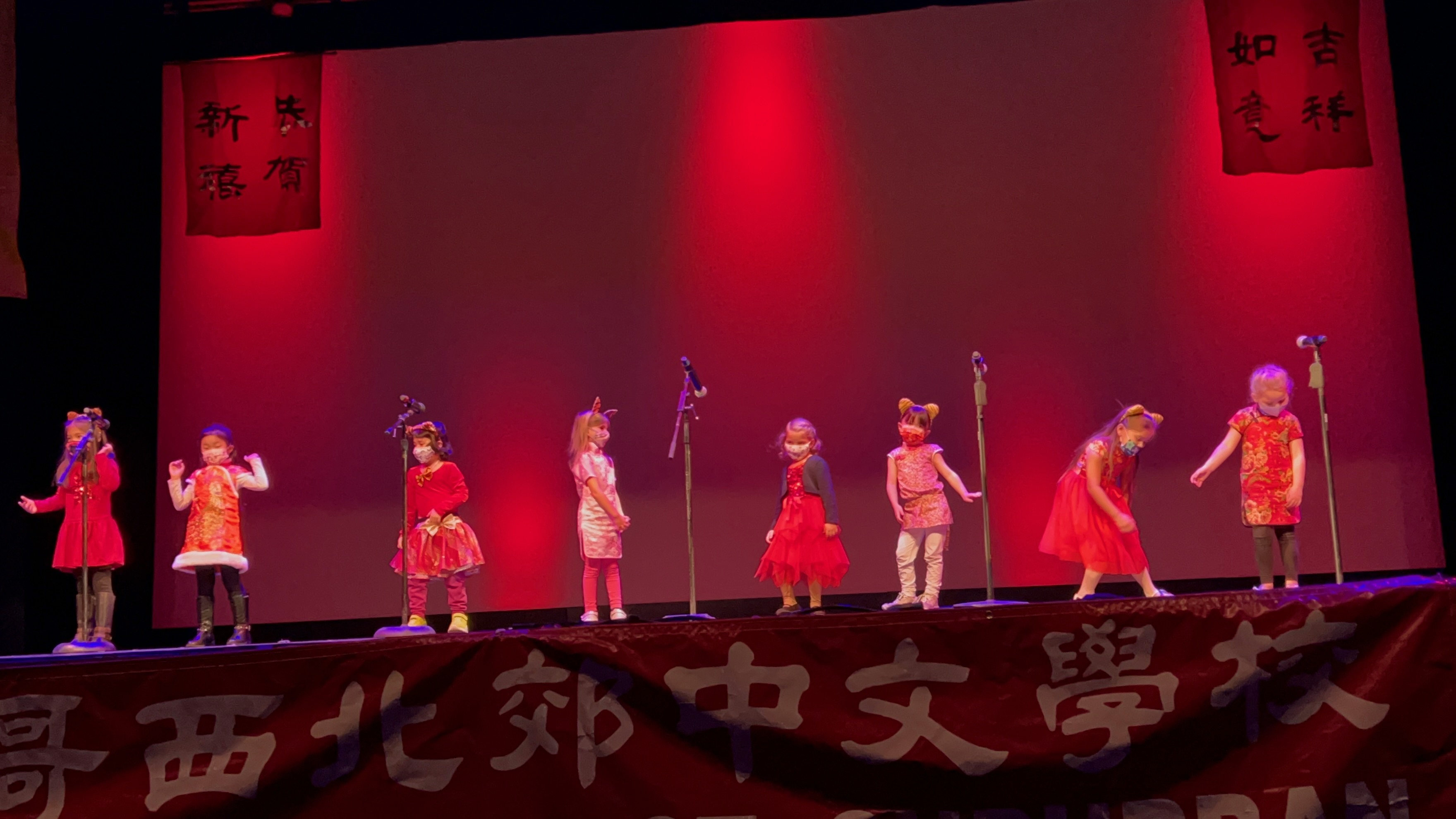 幼中班表演可愛的 “找朋友” 兒歌。