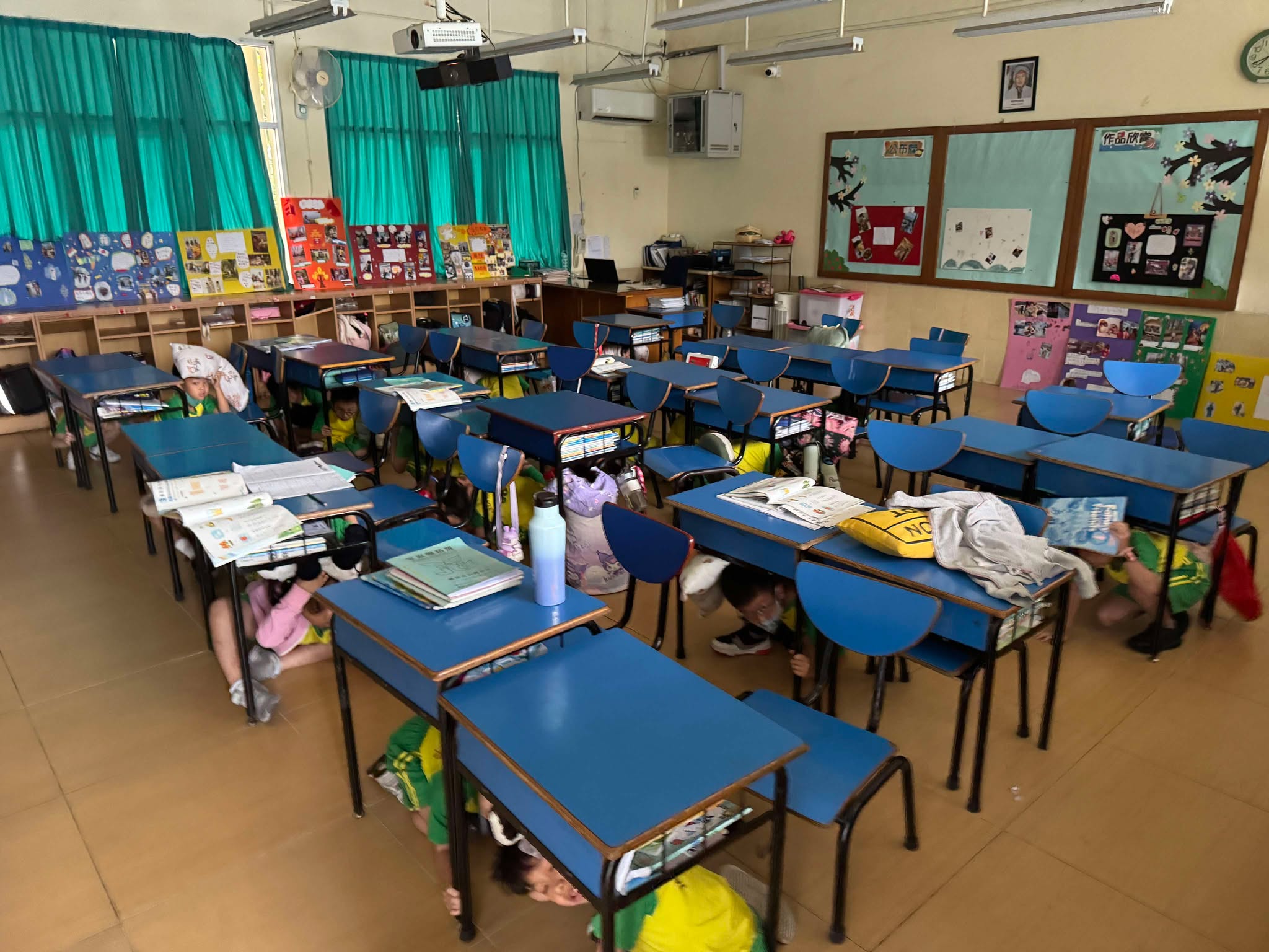 及時就地趴下、掩護、穩住