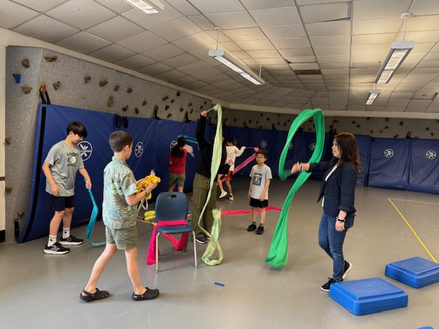 學生們在輕快的樂曲中學習，現場氛圍熱烈，學生們積極參與，展現出高度學習熱忱。