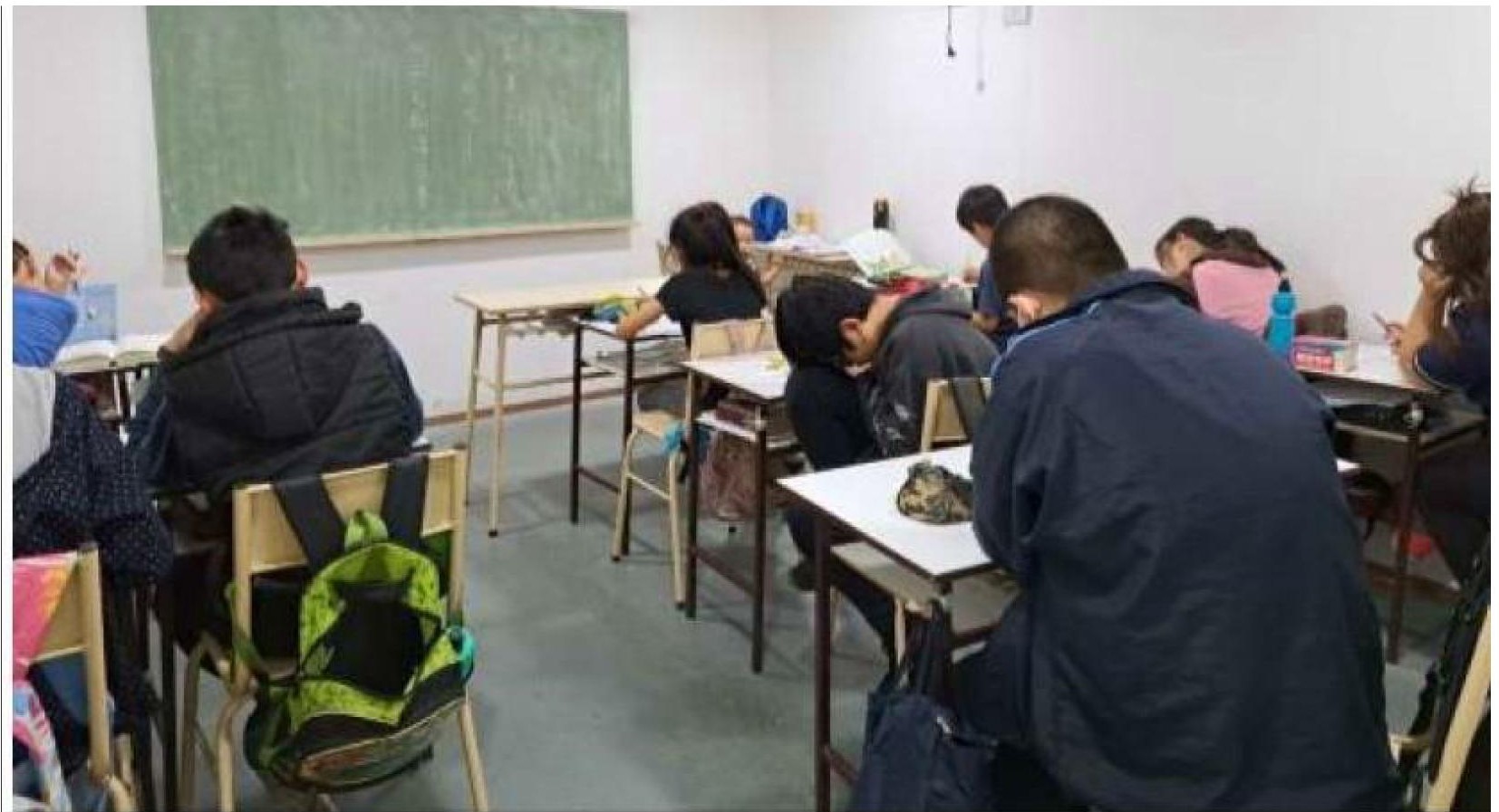 認真作答的學生們