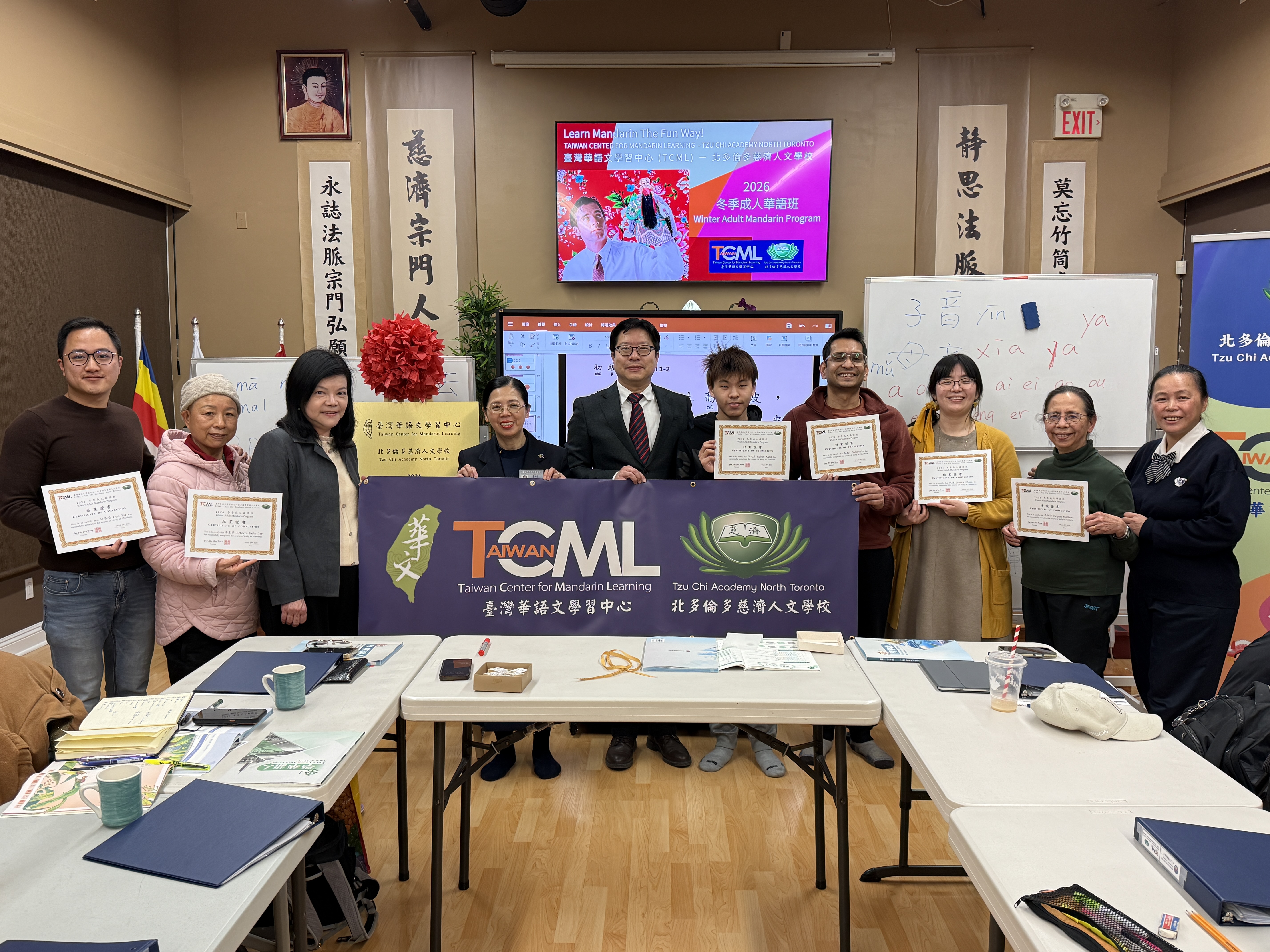 TCML 2026 冬季週日班結業大合照。（左五）多倫多僑教中心藍柏青主任、（左三）許彩鳳副主任，以及（左四）北多倫多慈濟人文學校黃淑珍校長及（右一）黃淑芳老師，與全體手持證書的學員共同合影，現場氣氛溫馨熱烈。