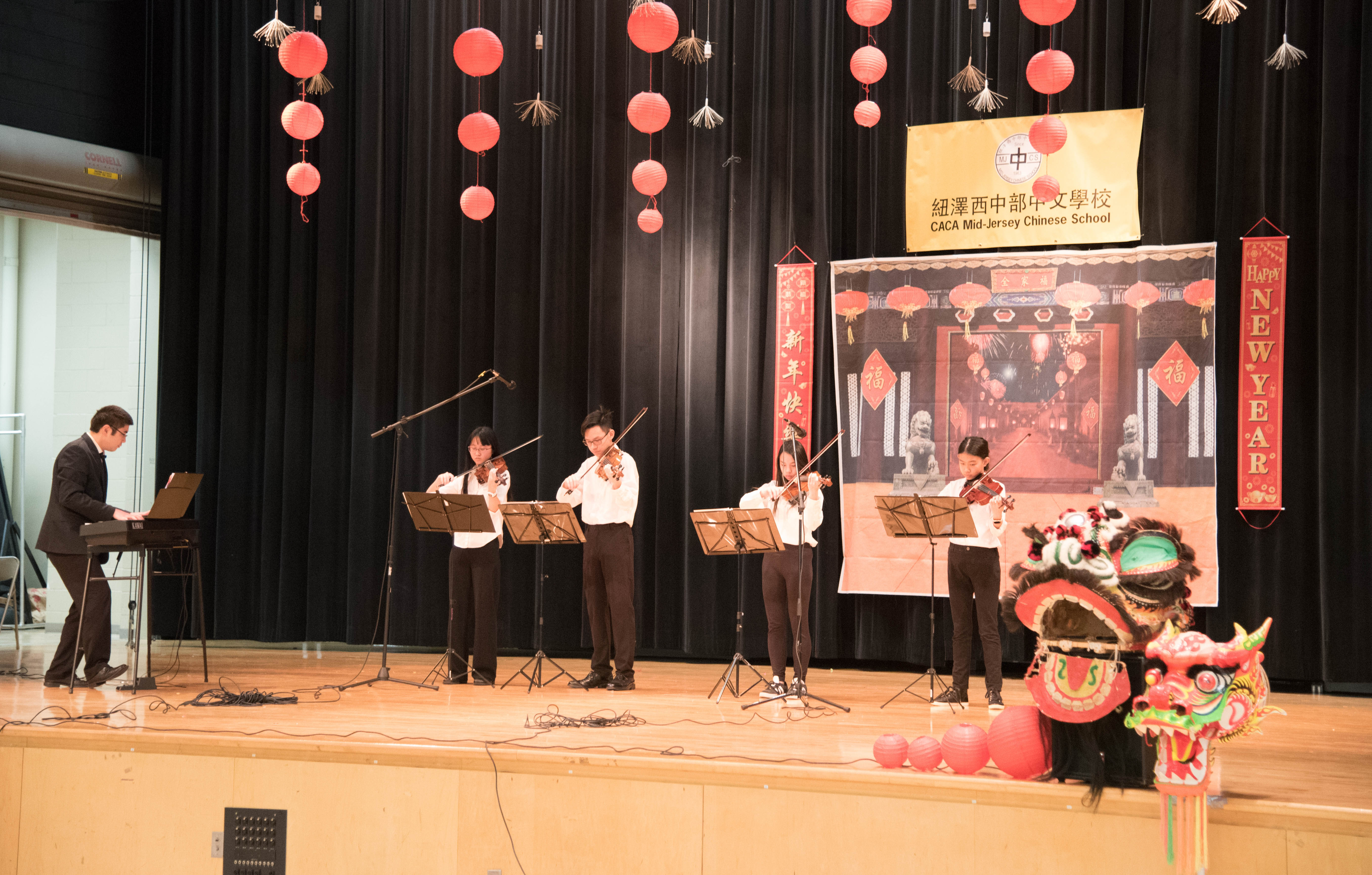 新澤西中文學校協會交響樂團表演。