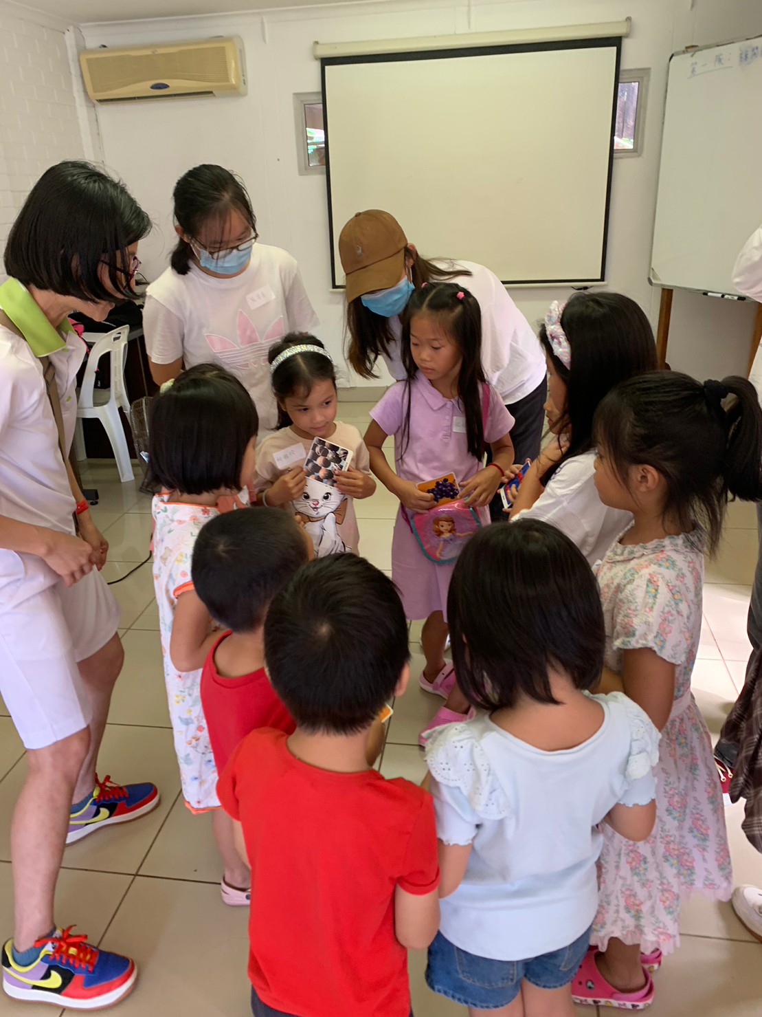 學前班玩記憶翻牌遊戲