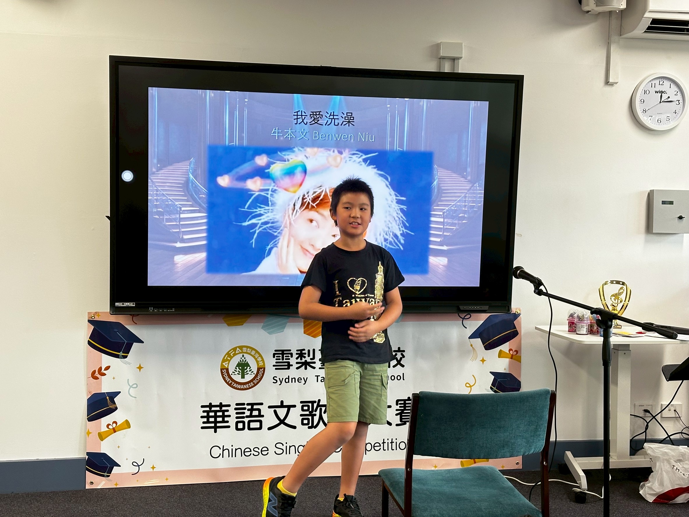 西北校區三年級學生牛本，因準備充分，演出時不需麥克風，依然唱作俱佳，自信大方，最終輕鬆奪得冠軍，榮獲象徵最高榮譽的金杯。