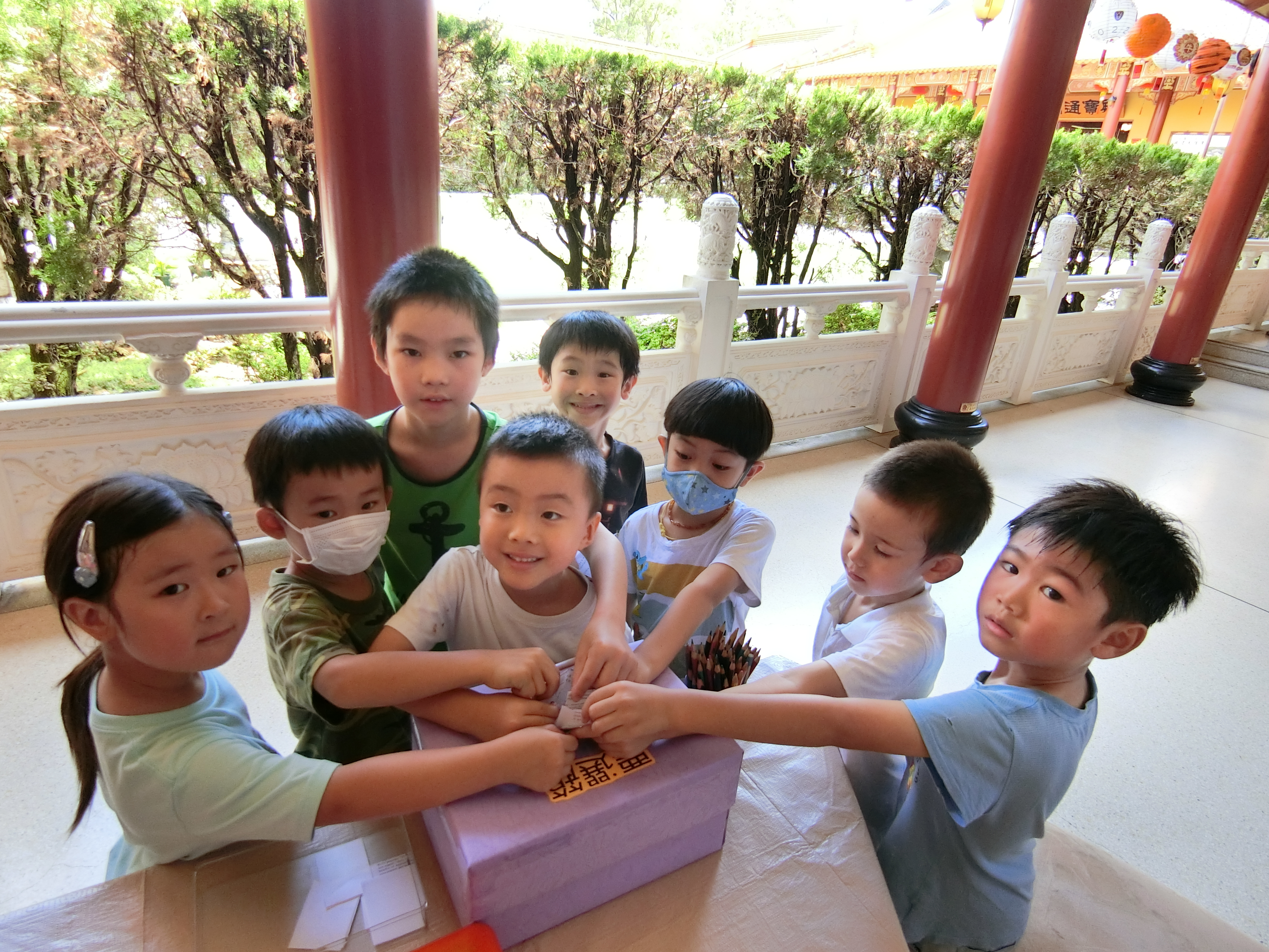 孩子們投下神聖的一票，選出最佳人氣的燈籠