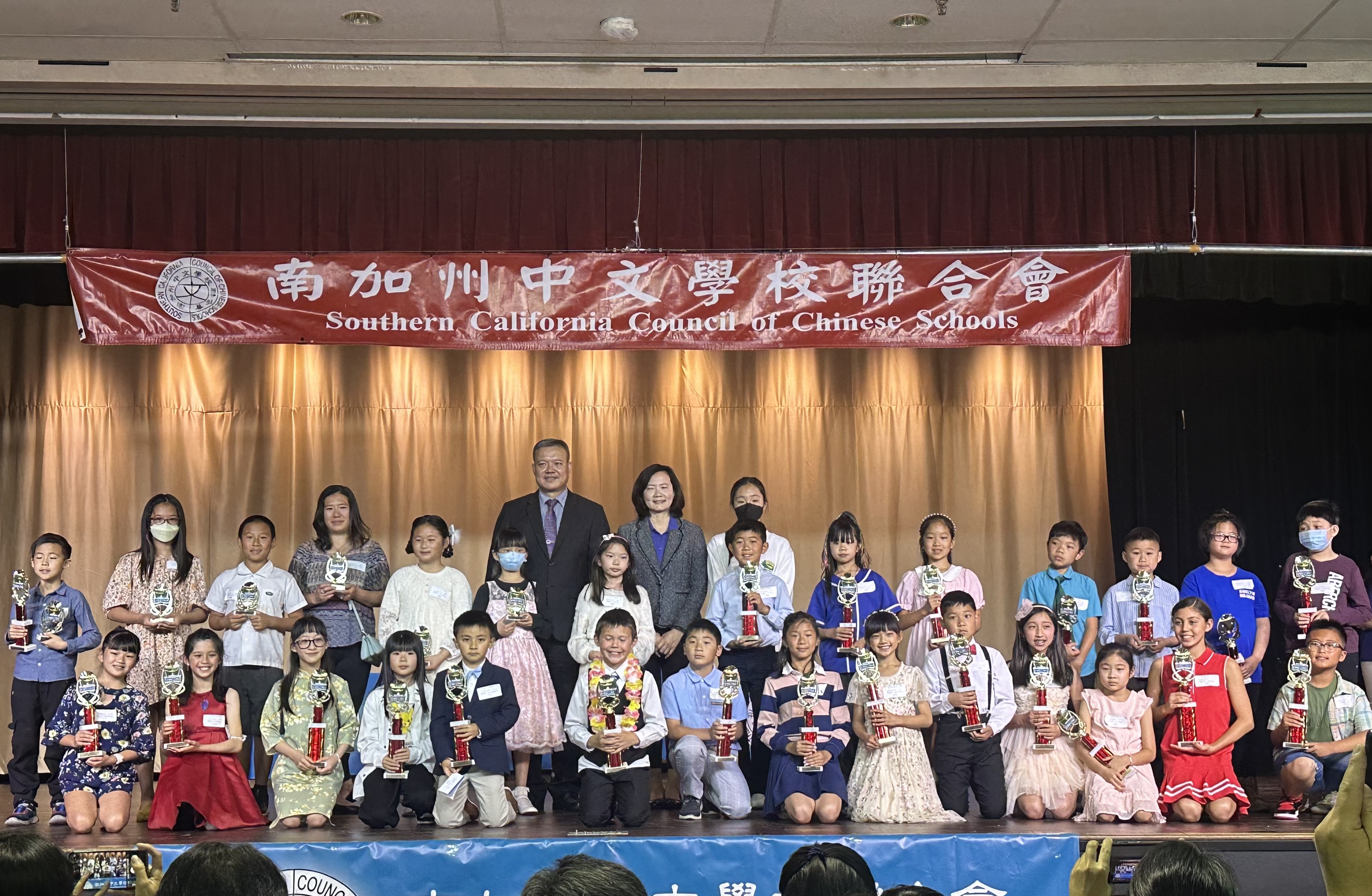 陳敏永主任，李梅如會長與得獎學生合影