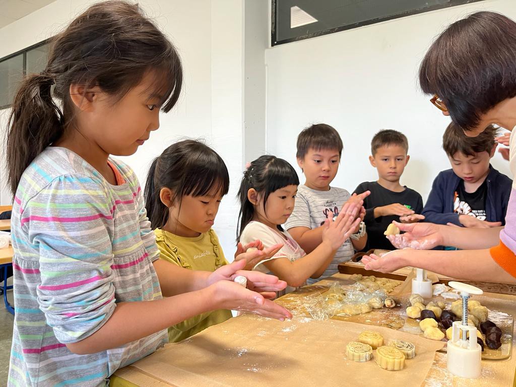 包月餅活動-糕點老師細心教導學員如何製作月餅