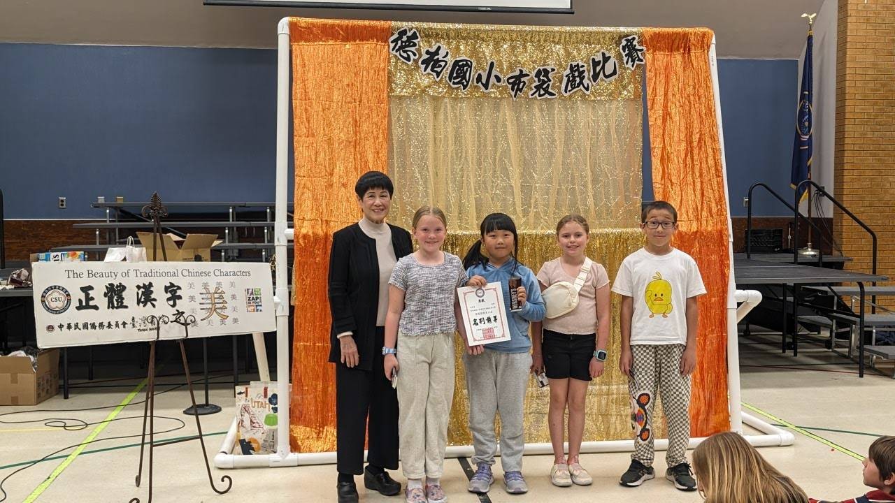 頒發「技冠羣雄」、「棋逢對手」與「名列前茅」各前三名隊伍同學