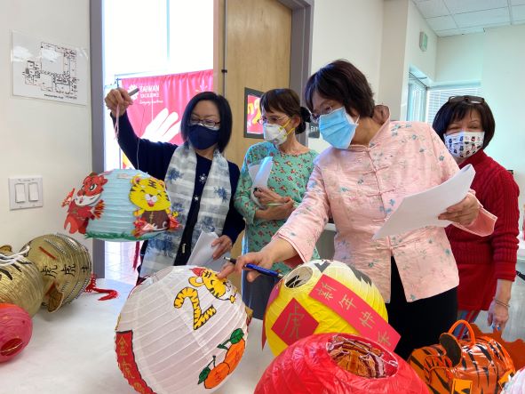 評審慎重討論作品的設計