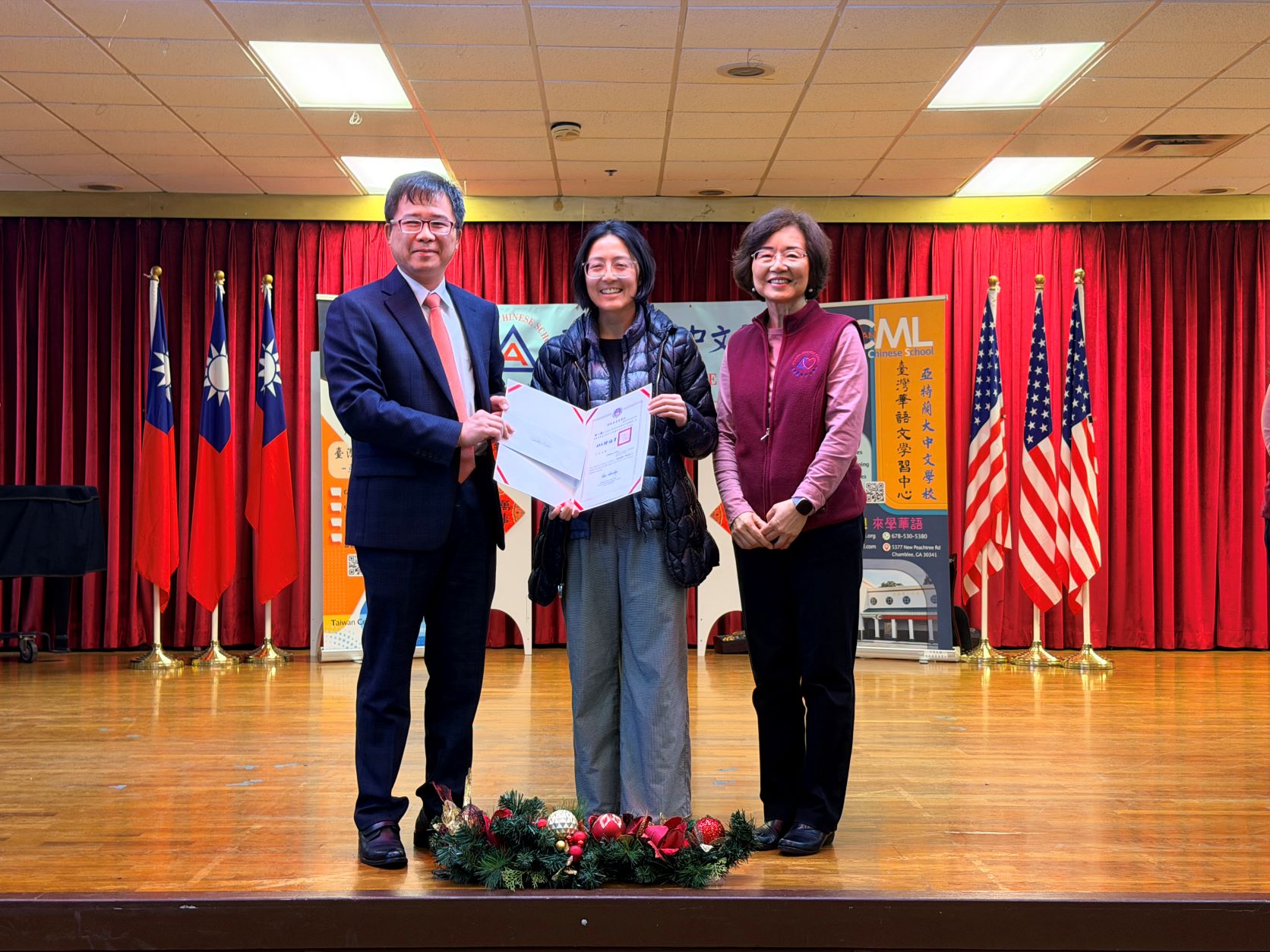 中心閻主任代表僑委會頒發全球口語爭霸賽獎狀予得獎者蕭心儀