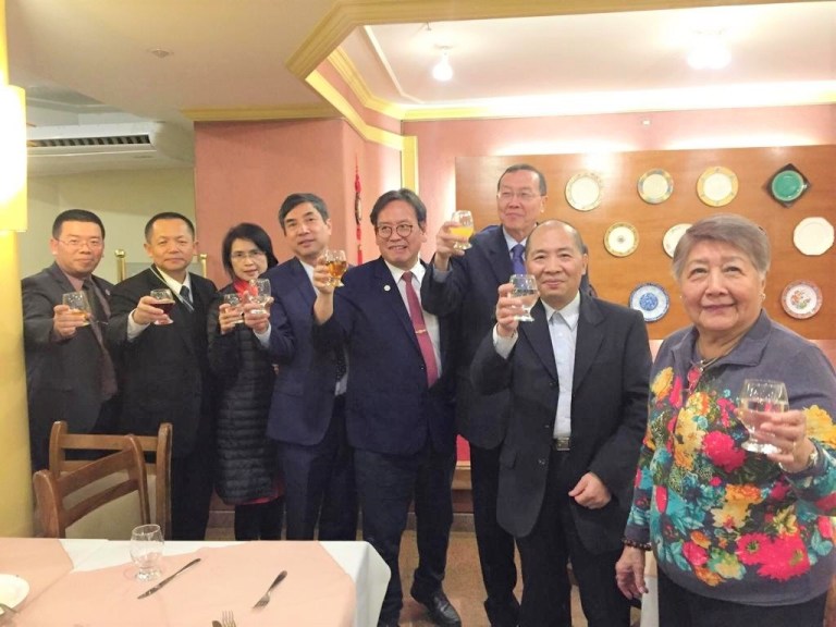 貴賓們舉杯祝賀老師們教師節快樂