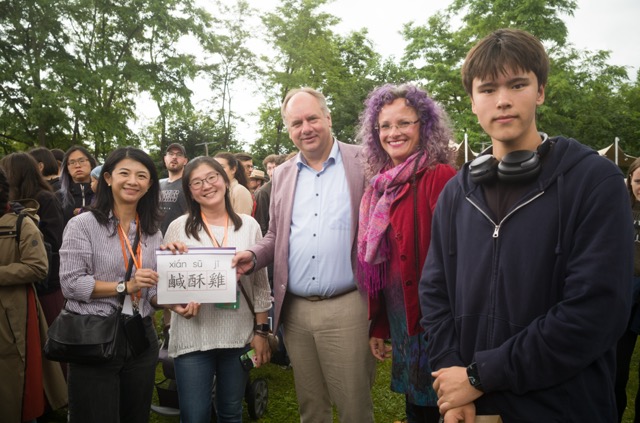 Dresden市長Dirk Hilbert與其家人也一同參與，更是學了「鹹酥雞」的中文