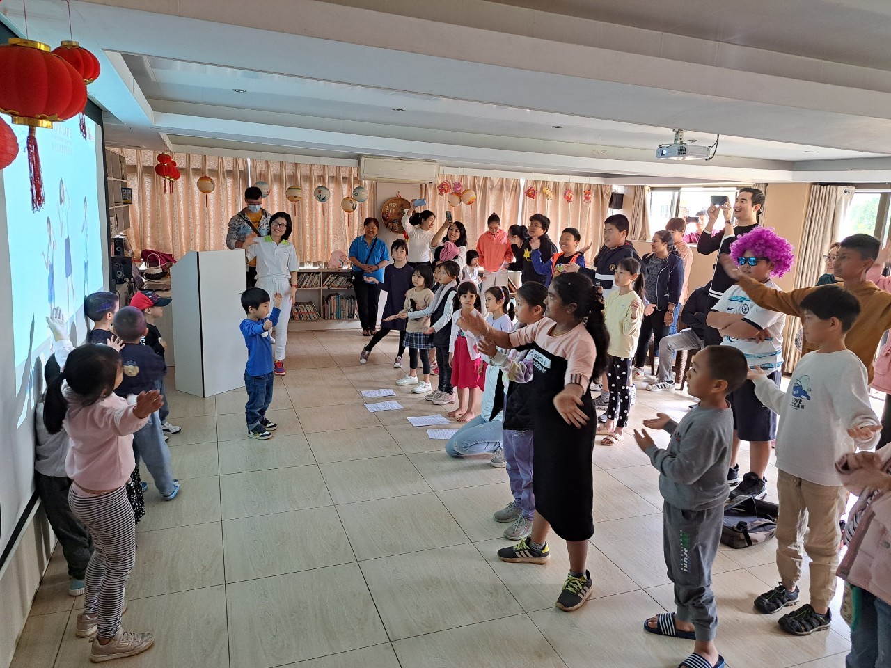 學前班唱跳吸引觀眾起立參與