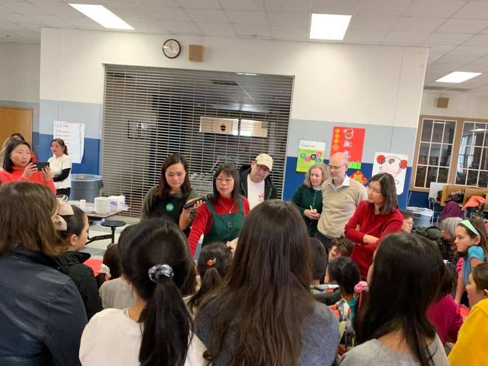 本校董事會會員嚴秋燕老師為大家指導滾元宵