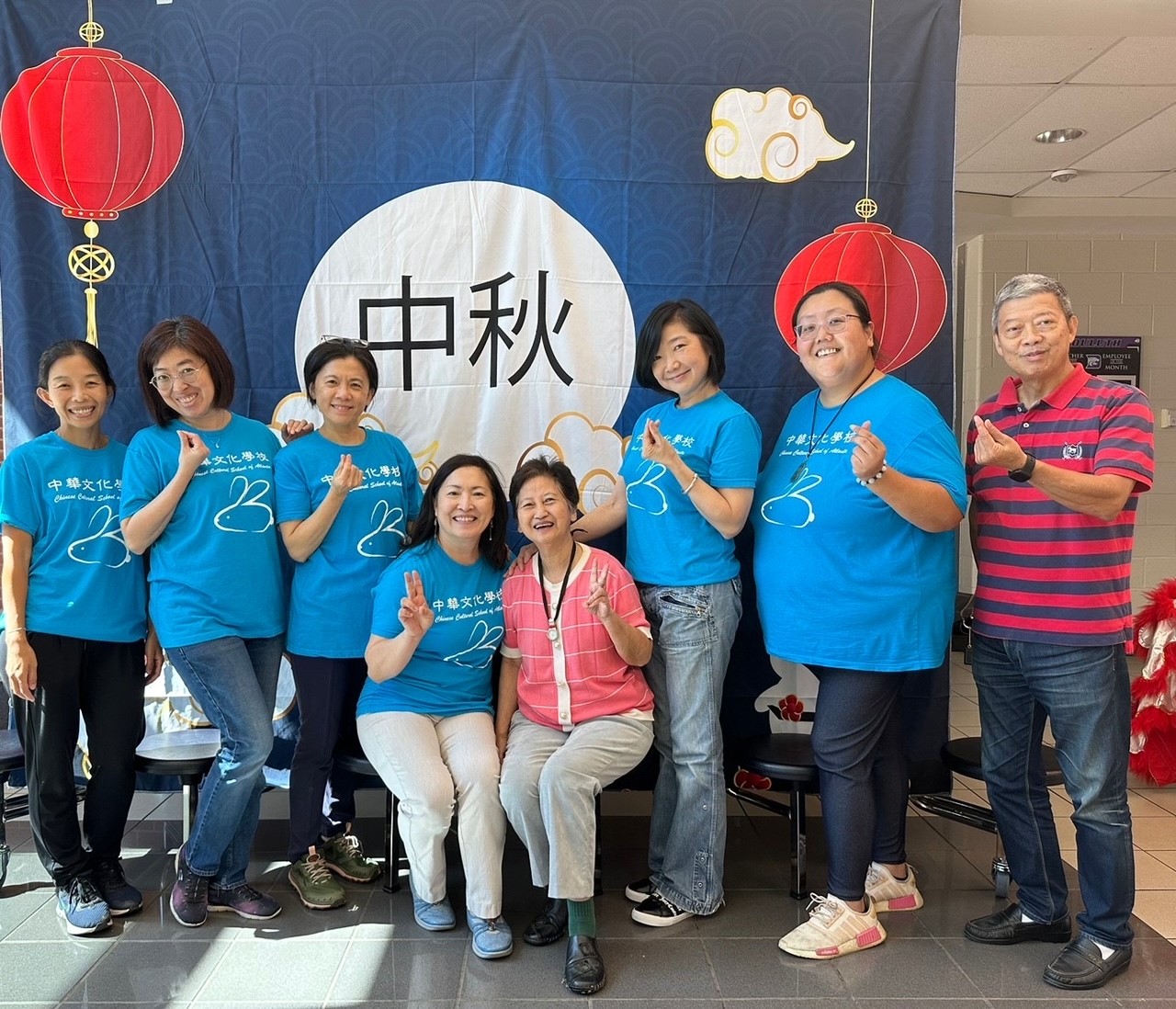 中華文化學校老師及家長會由左至右：家長會何霞女士 Queenie, 何佩君老師，許良禎老師，校長林香蘭，蔡仲彥老師，安幼敏老師，副校長夏忠菁，謝國維老師