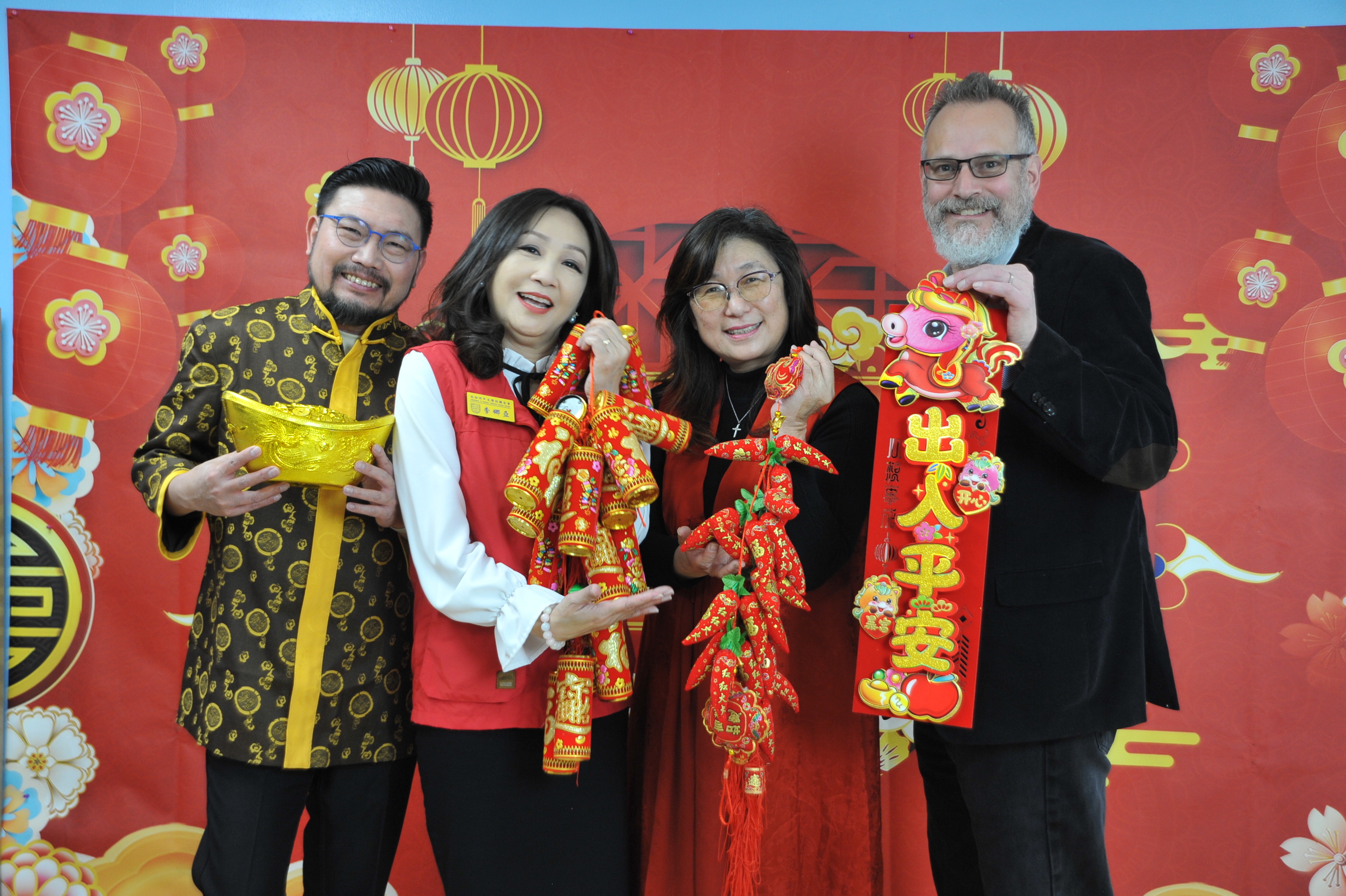 Fremont 圖書館委員及 PassRight 法律顧問 David Sheen 律師、舊金山灣區大學（SFBU）學生生活經理 Michael Leinhos、現任全美中文學校聯合總會行政副總會長及 ANCCS 前會長 李娜亞 (Noya Lee)