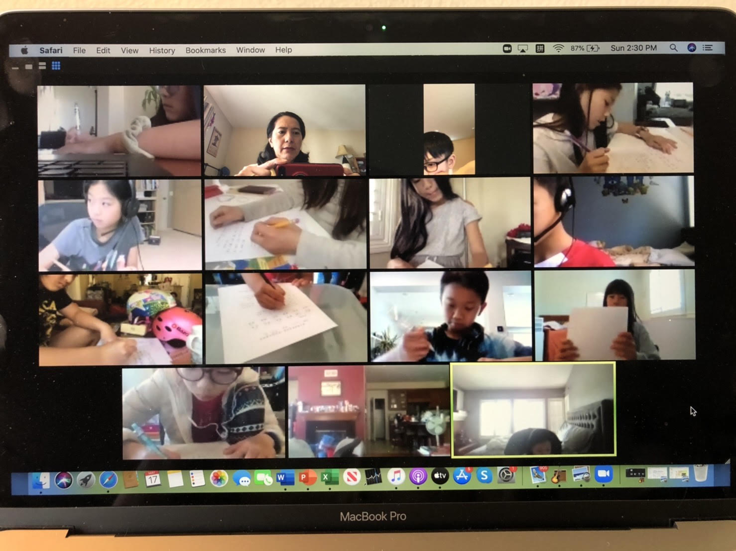 老師以遠距教學方式指導學生作文