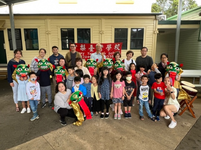 簡明輝校長與家長師生們熱鬧開心共合影 