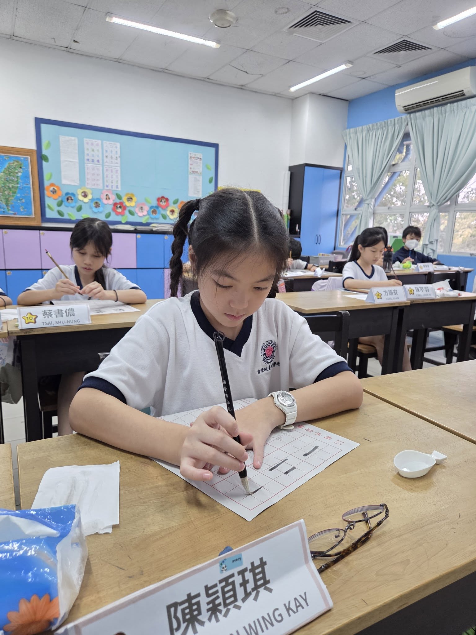 臺校國籍豐富，希望透過書法的接觸與學習，認識漢字之美！
