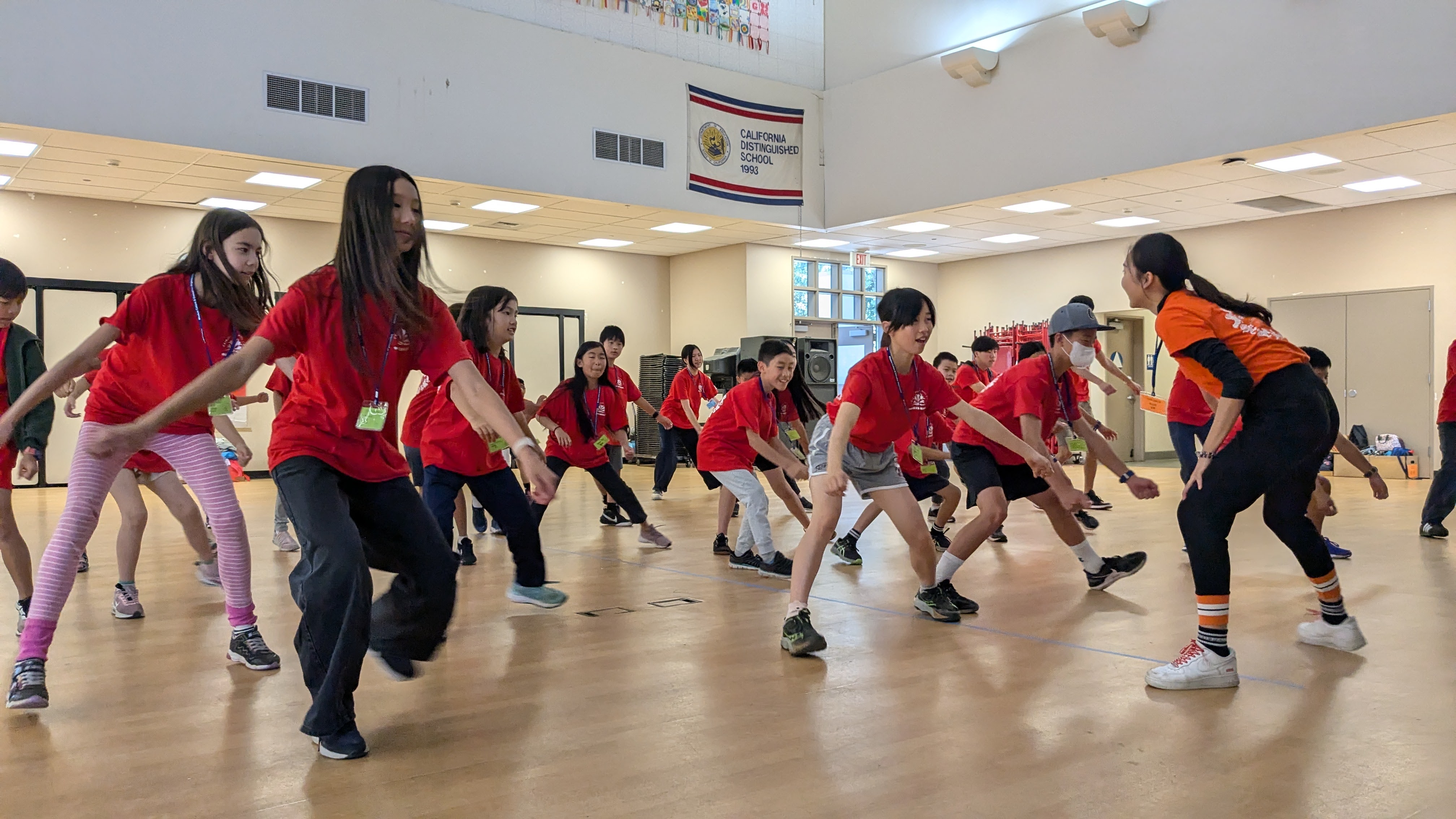 專業康輔老師帶領學童歡樂歌舞，開玩大地遊戲，樂趣無窮!