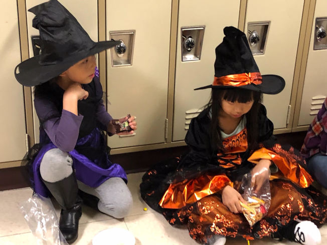 學生們細心裝扮。(台灣學校提供)