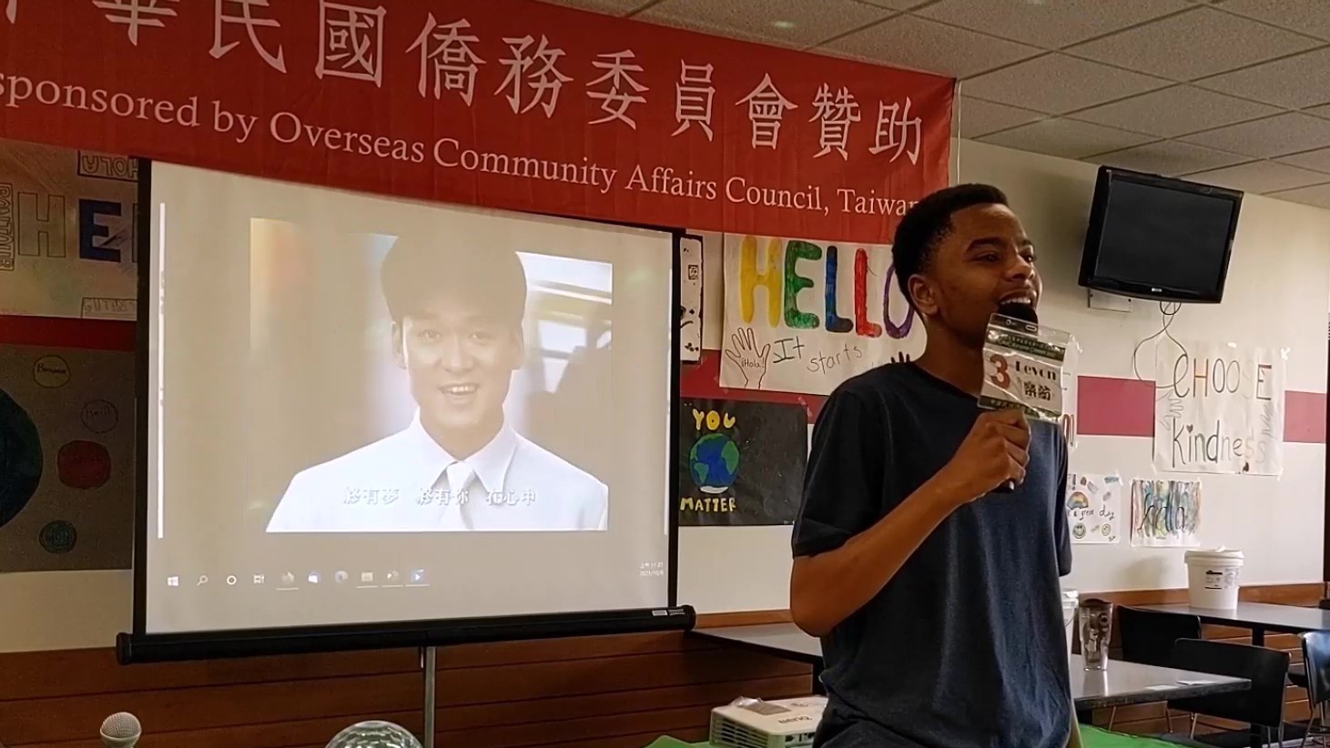 「臺灣社區華語文學習中心」的美國學生樂舫 (Levon) 為大家帶來周華健的歌曲「朋友」。