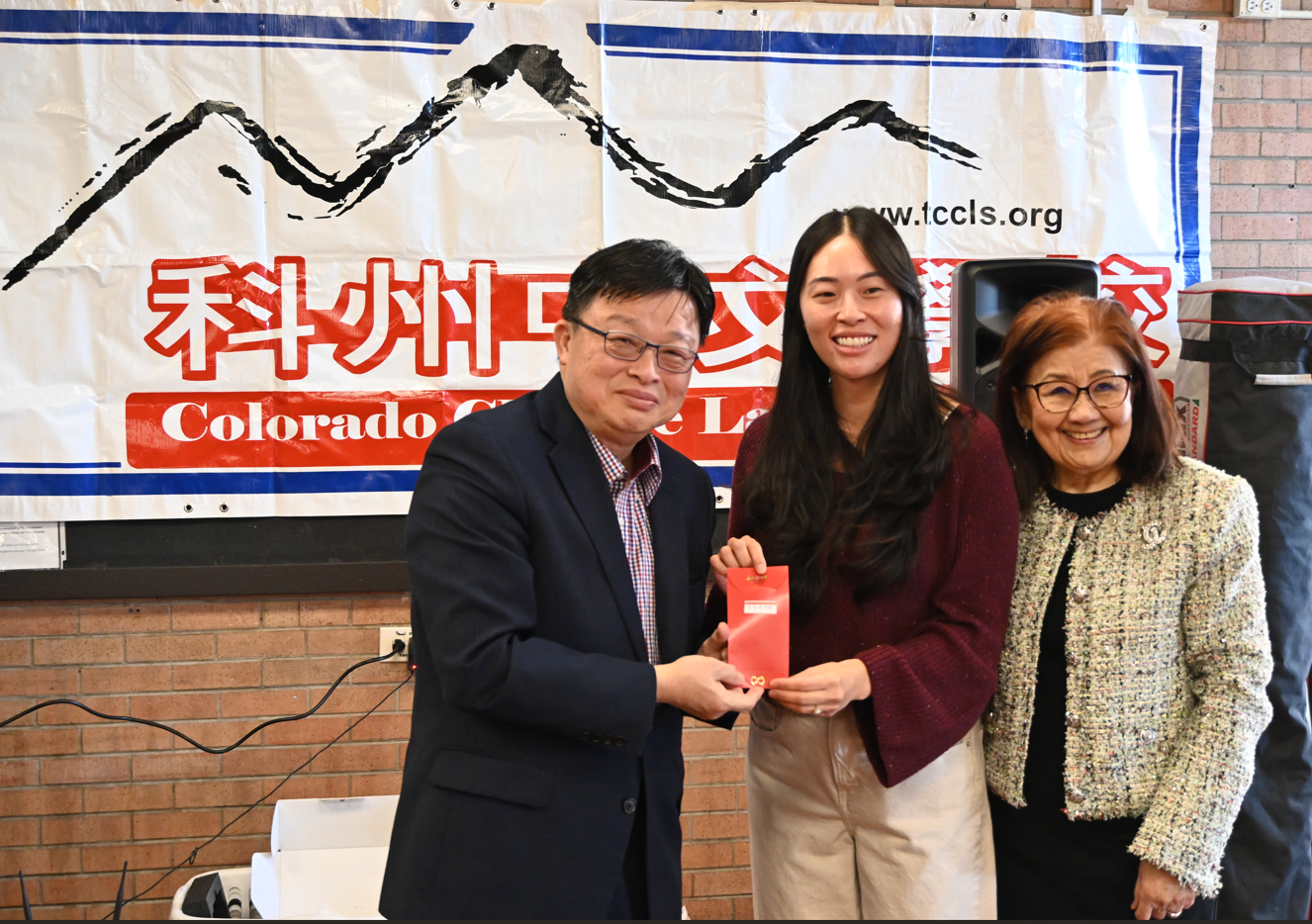 駐丹佛經文處黃世昌處長發給老師紅包