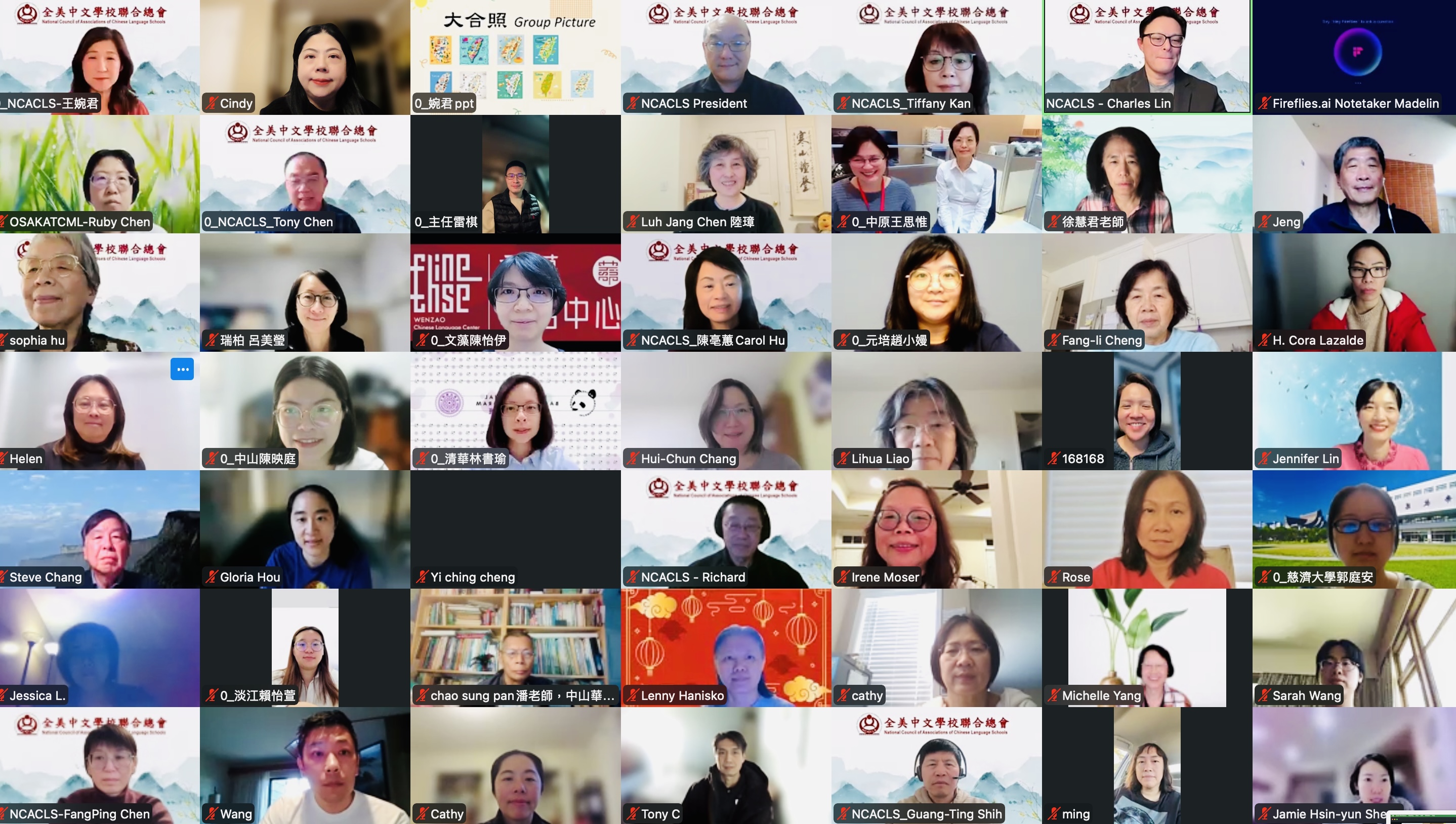 芝加哥文教中心主任雷棋、全美中文學校聯合總會總會長李君豪與工作人員、各校代表及參與者合影留念。