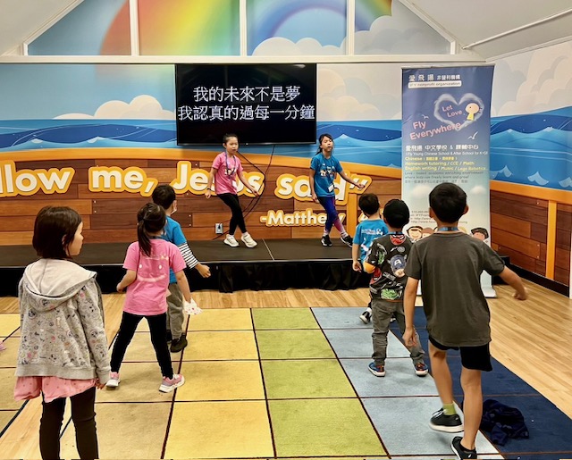 孩子們隨著音樂手舞足蹈進行練習。