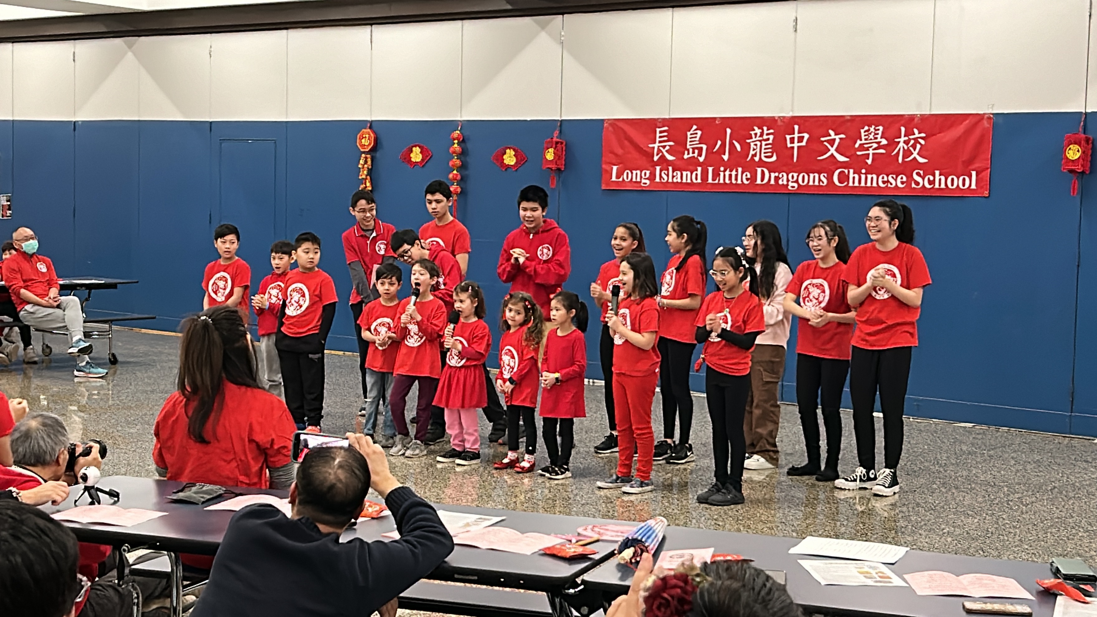 千惠老師和Vera老師班上的學生們表演「新年好」和「新年歌」