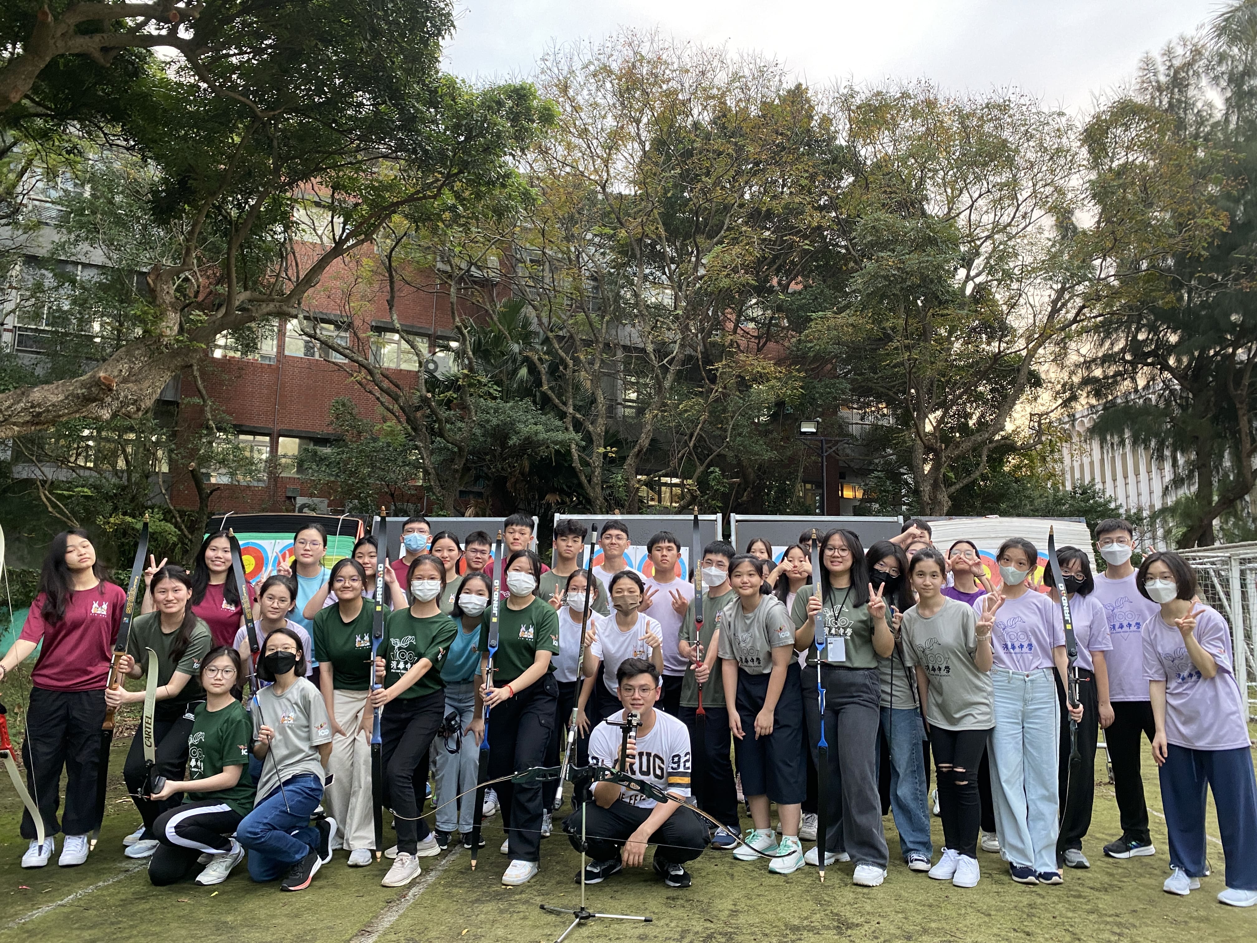 在真理大學參與射箭活動