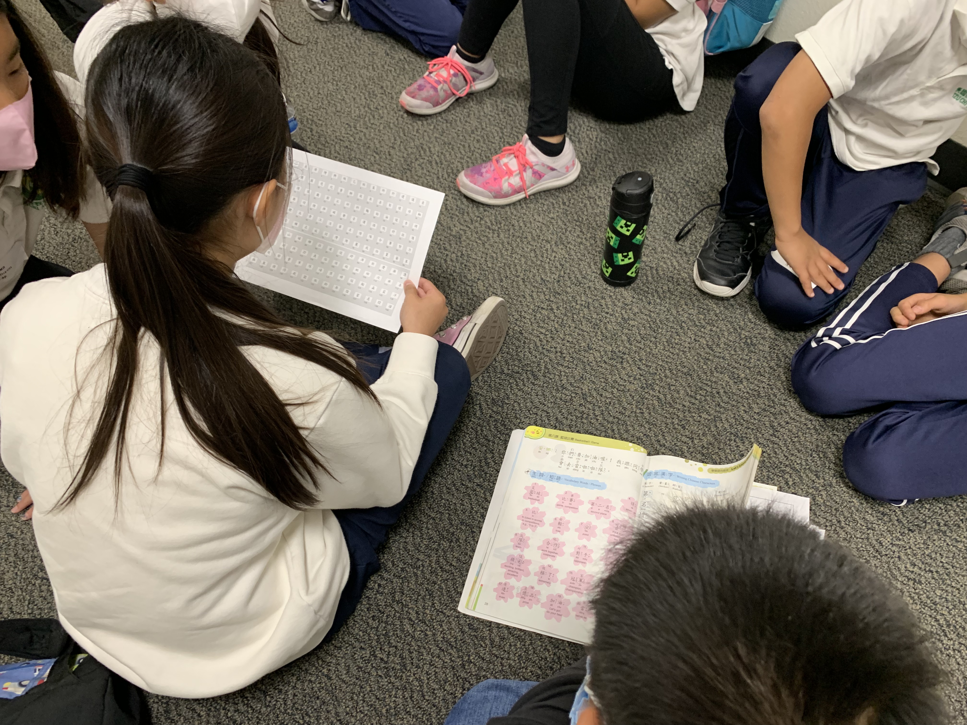 識字比賽前，小朋友們用老師準備的複習單加緊練習。