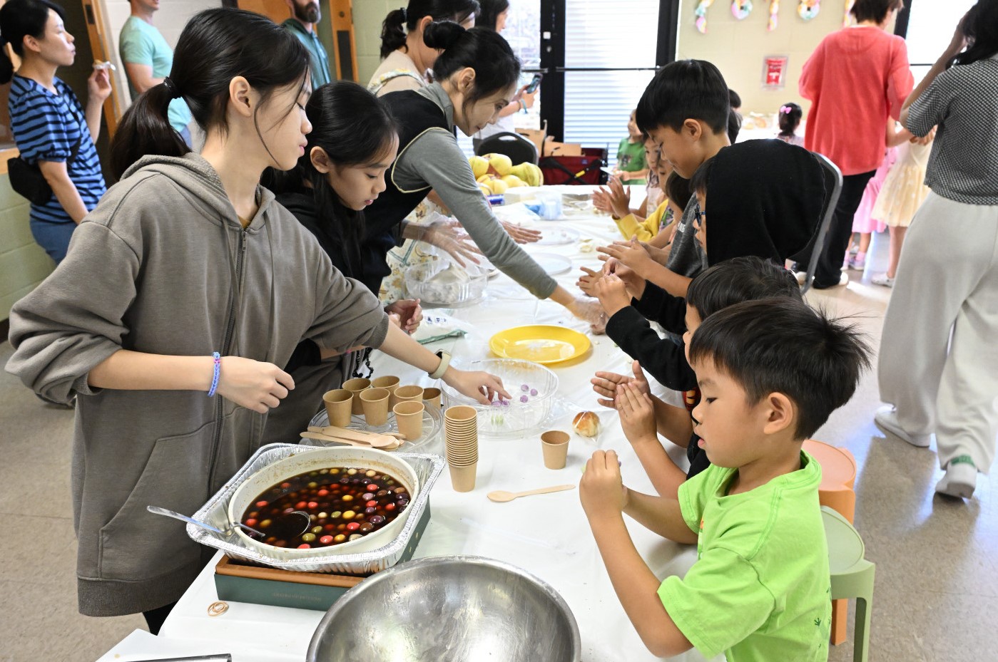 洛麗中文學校學生們體驗五色小湯圓製作