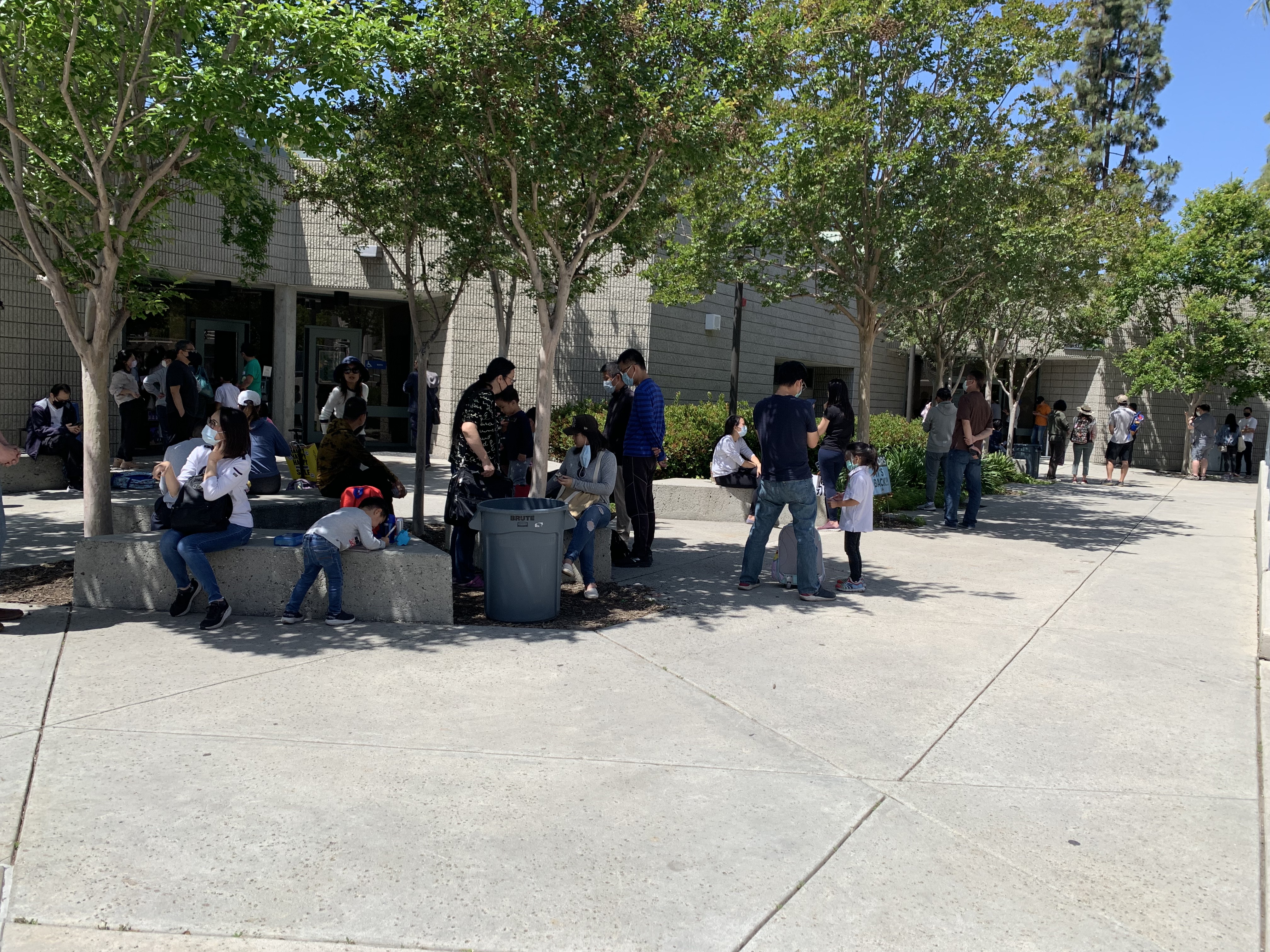 比賽時，家長們在比賽會場外面耐心等候學生。