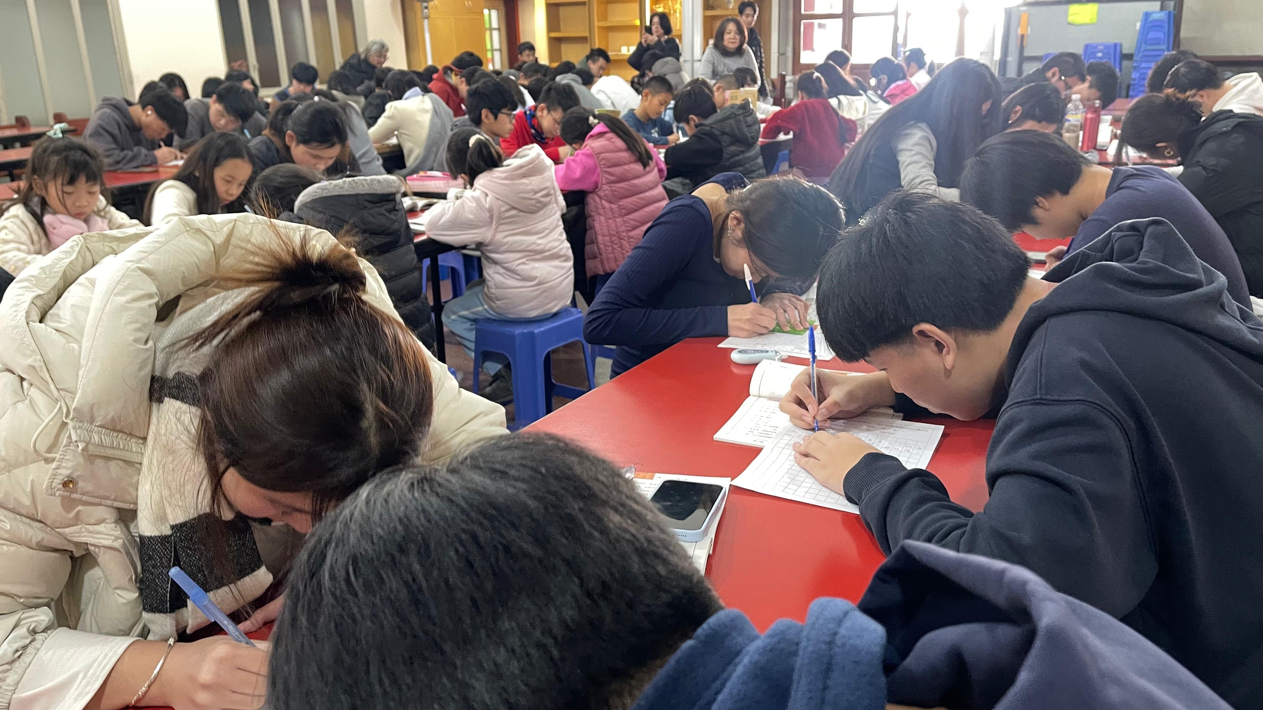 全校（學前、小學、國高中）寫字比賽情境：鴉雀無聲、全神貫注